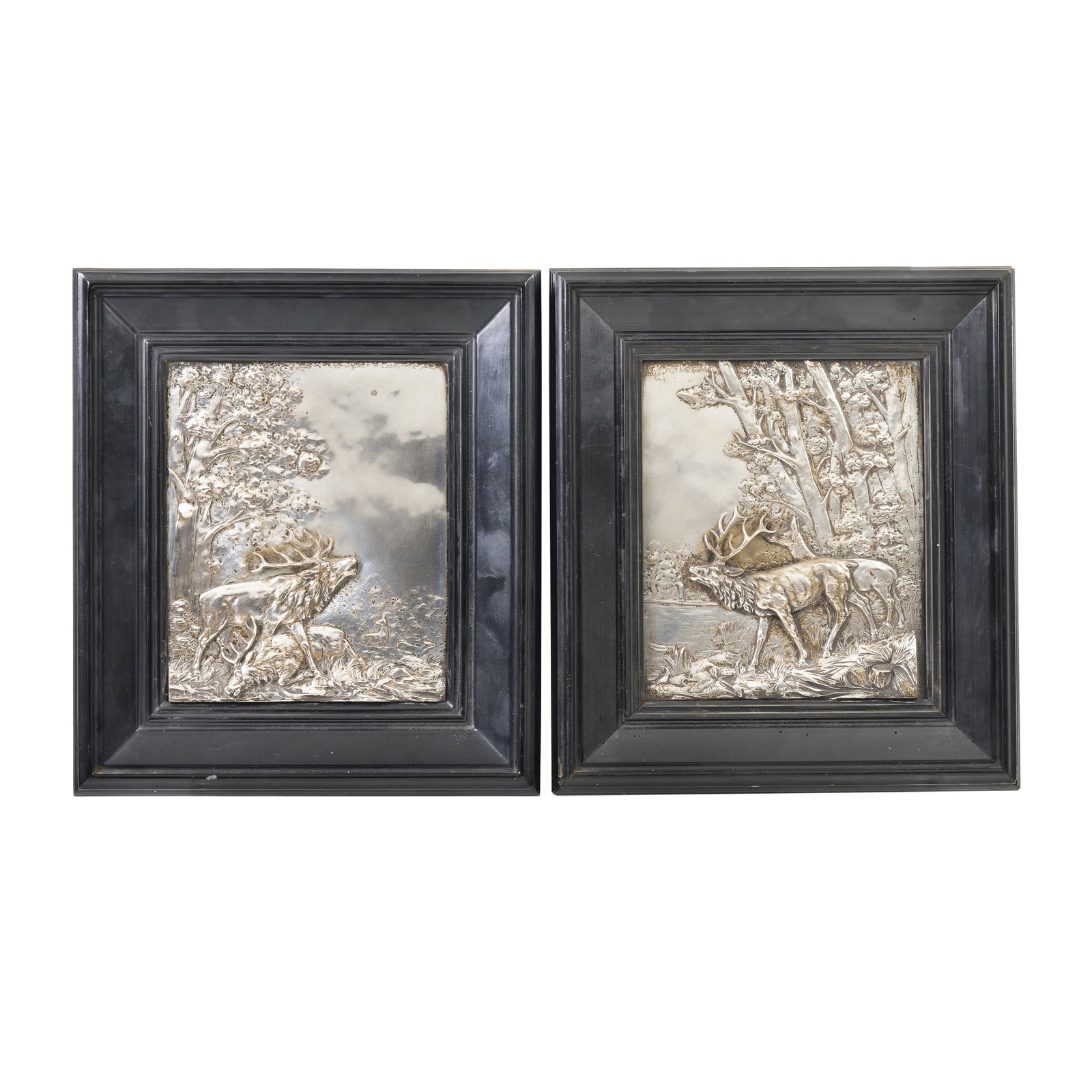 Style of FRITZ DILLER (1875-1946) - Pair of Hunting scene plaques: Set of silvered bronze bas-reliefs. Framed. Signs of use. Dim.: 24.5x20cm (each).