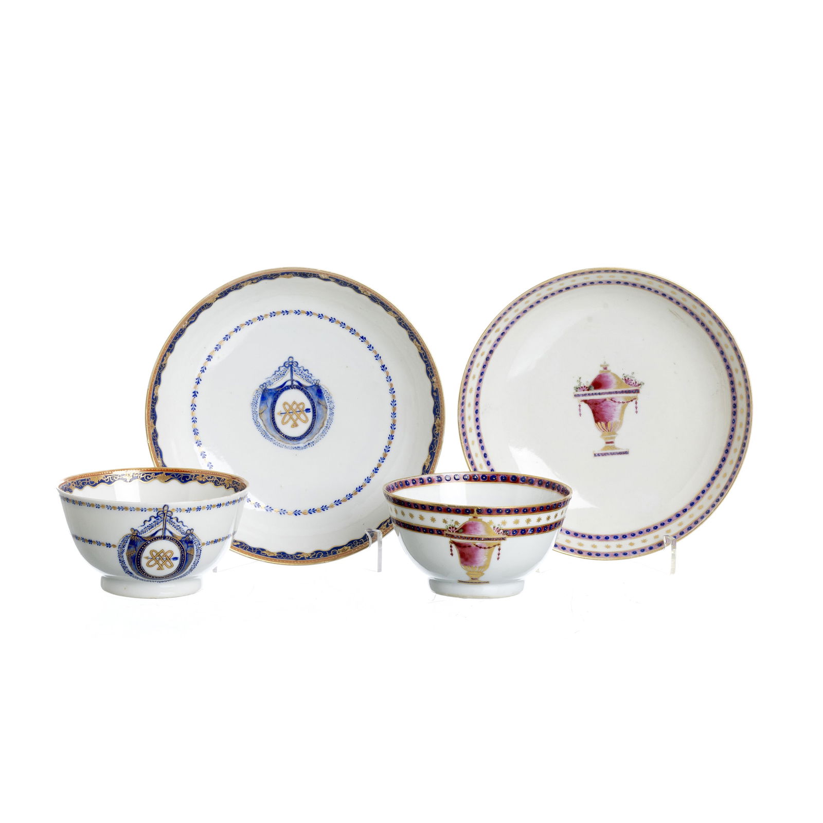 Two Chinese porcelain cups and saucers, Jiaqing: China, Jiaqing, polychrome decoration in enamels and gold, with coat of arms and amphora. Signs of use, minor flaw in a cup. Dim.: 9cm and 14,5cm.