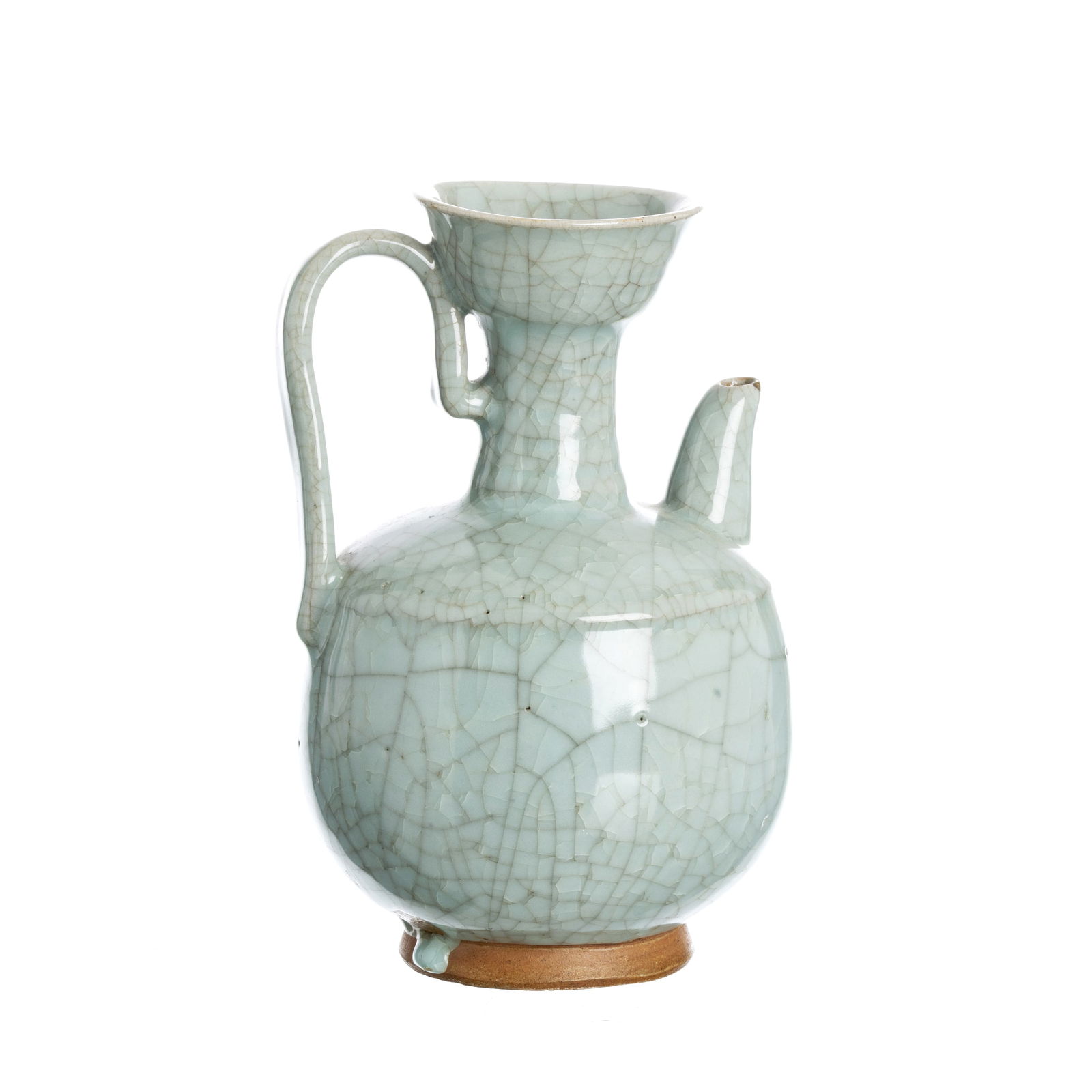 Chinese Guan sky blue ceramic wine jug: China, Ming / Qing, molded ceramic with monochrome decoration in blue celadon and craquele, with Kintsugi restoration on the spout. Signs of use. Dim.: 18cm. Ex-Japanese Collection.