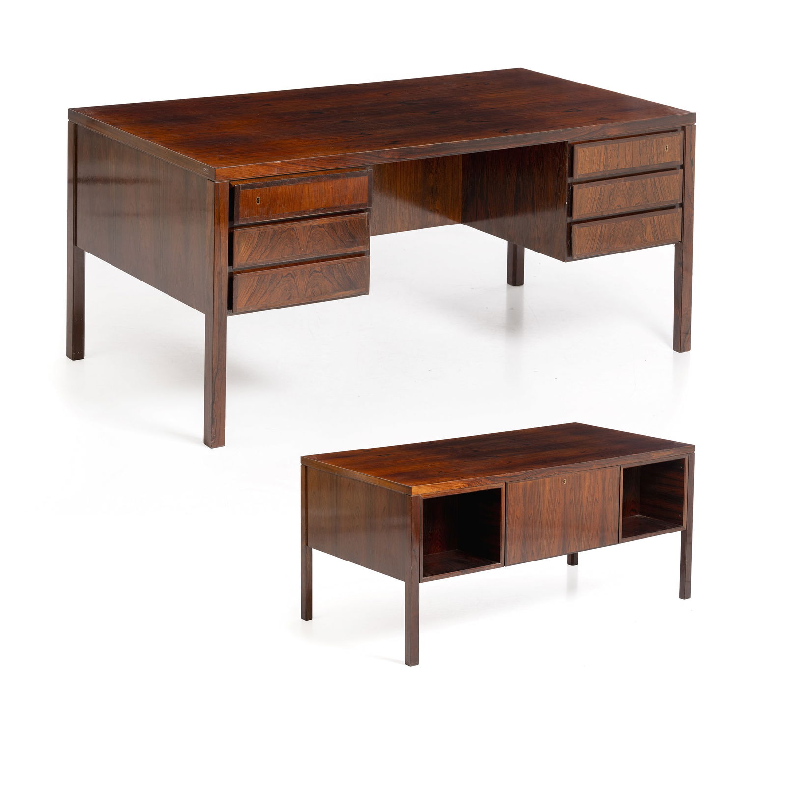 GUNNI OMANN (1930-2009) - Rosewood desk: Denmark, c.1970, manufactured by Omann jun, in rosewood and rosewood veneer, with six side drawers. Signs of use. Dim.: 71.5x156x79cm.