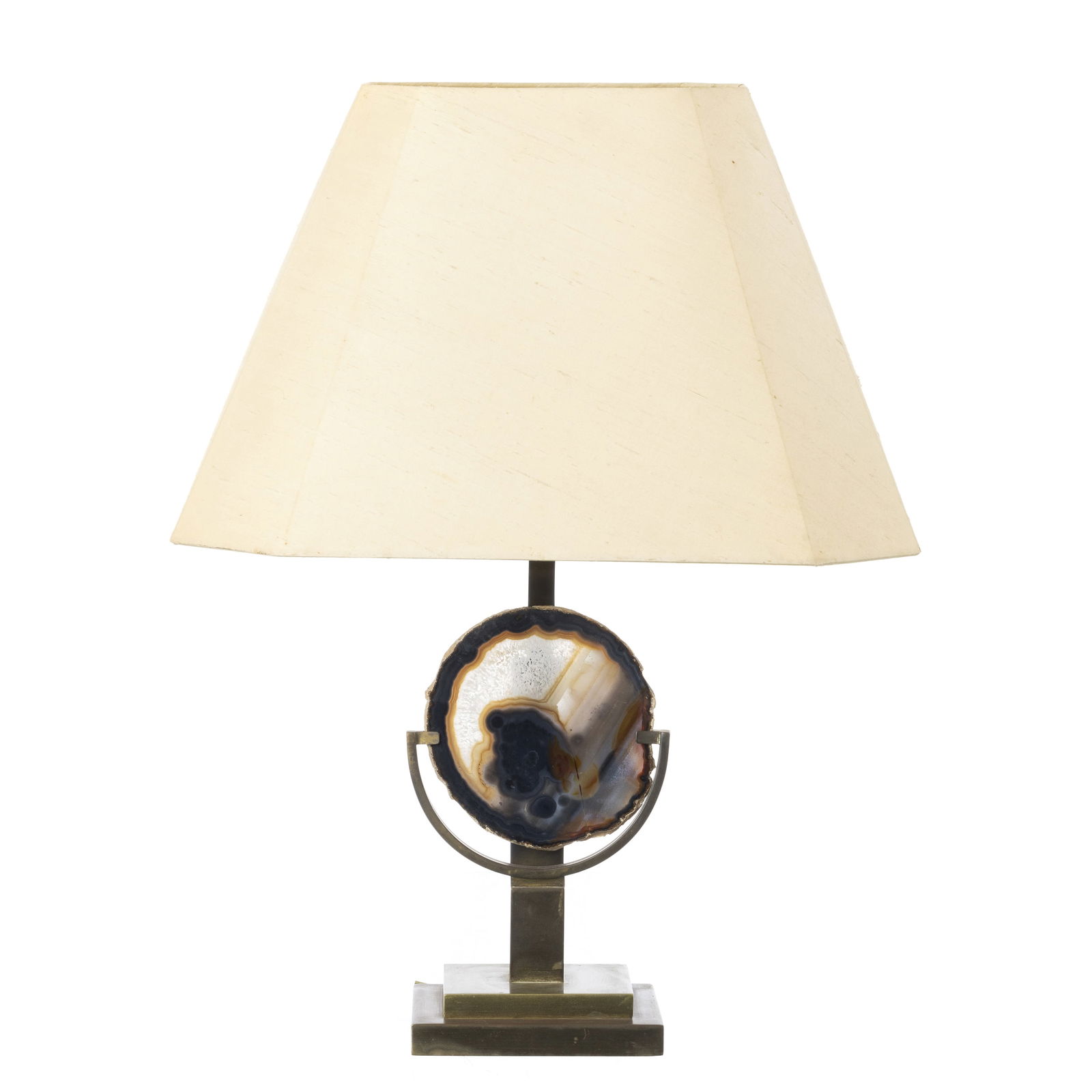 WILLY DARO (20th/21st) (Attrib.) - Table lamp with agate: Belgium, c.1970, structure in gilt metal, with agate geode plaque application, fabric abat-jour. Electrified. Signs of wear. Dim.: 55 cm.