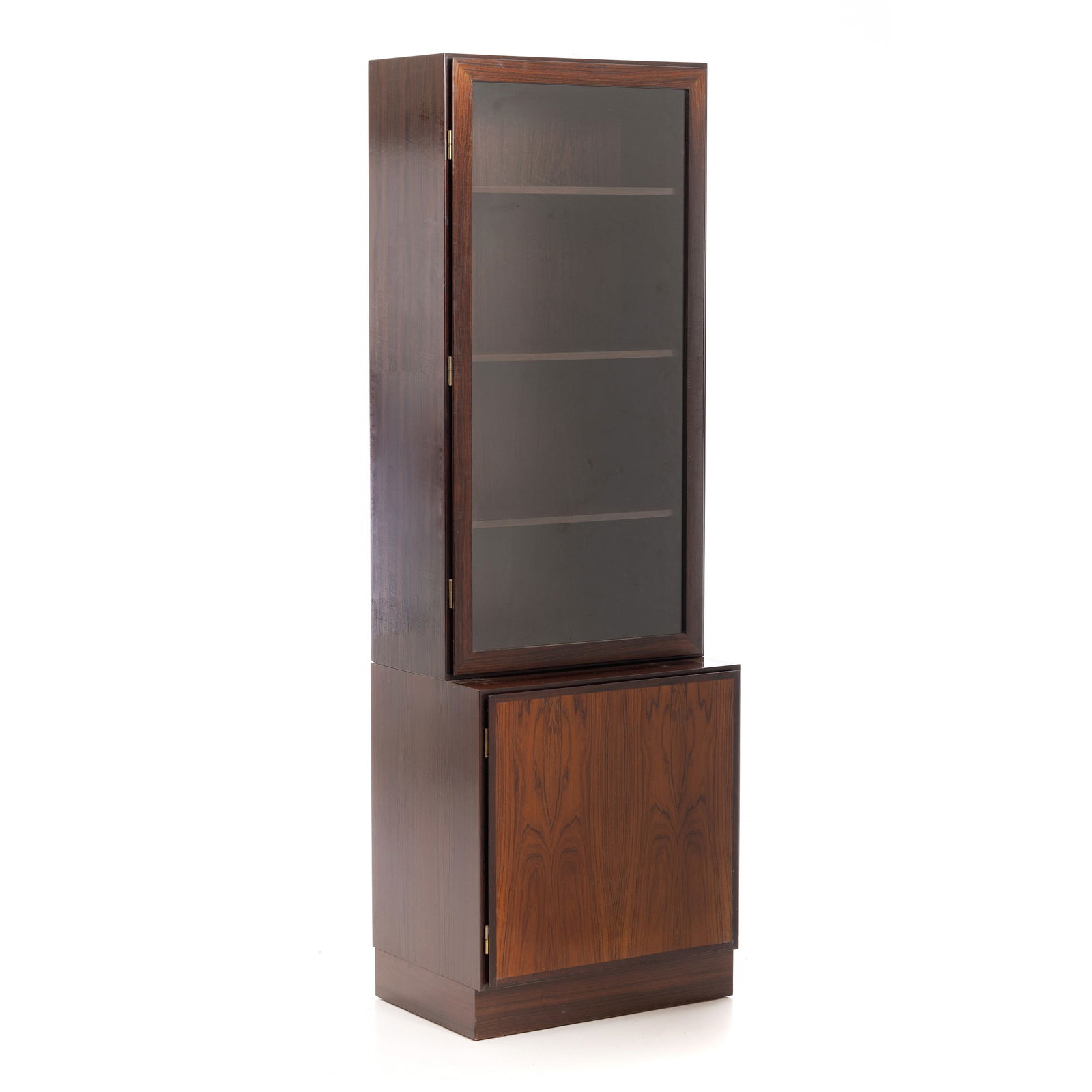OMANN JUN, c.1960 - Rosewood display cabinet: Denmark, c.1960, in rosewood with glazed door and three interior shelves, manufacturing label on the back. Signs of use. Dim.: 187.5x5x61x44cm.