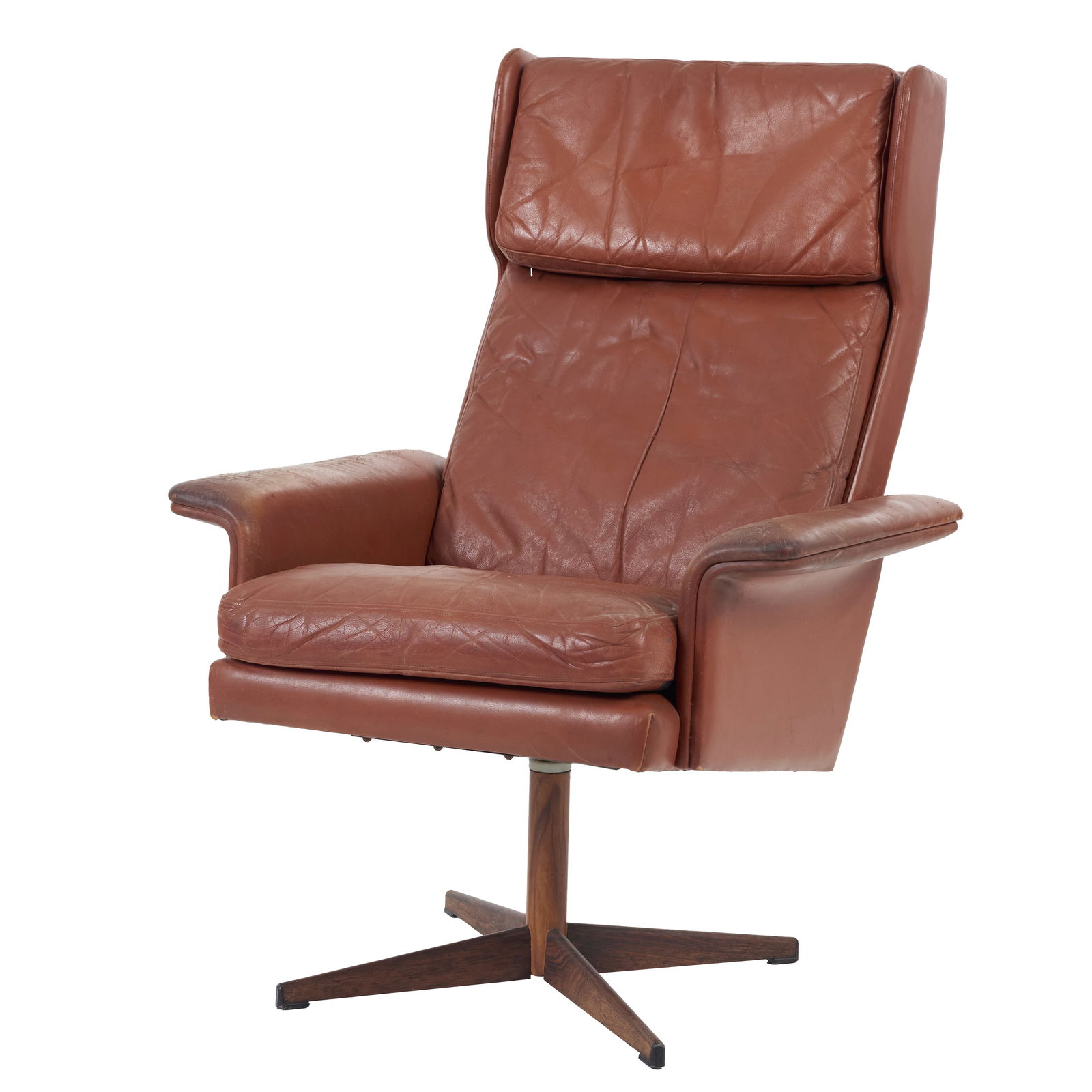 KOMFORT (c.1960-70) - Swivel leather armchair: Denmark, c.1960, swivel structure, upholstered in ochre leather with removable cushions, walnut wood base, manufactured by Komfort. With label. Signs of use, light stains. Dim.: 109.5x77x89cm.