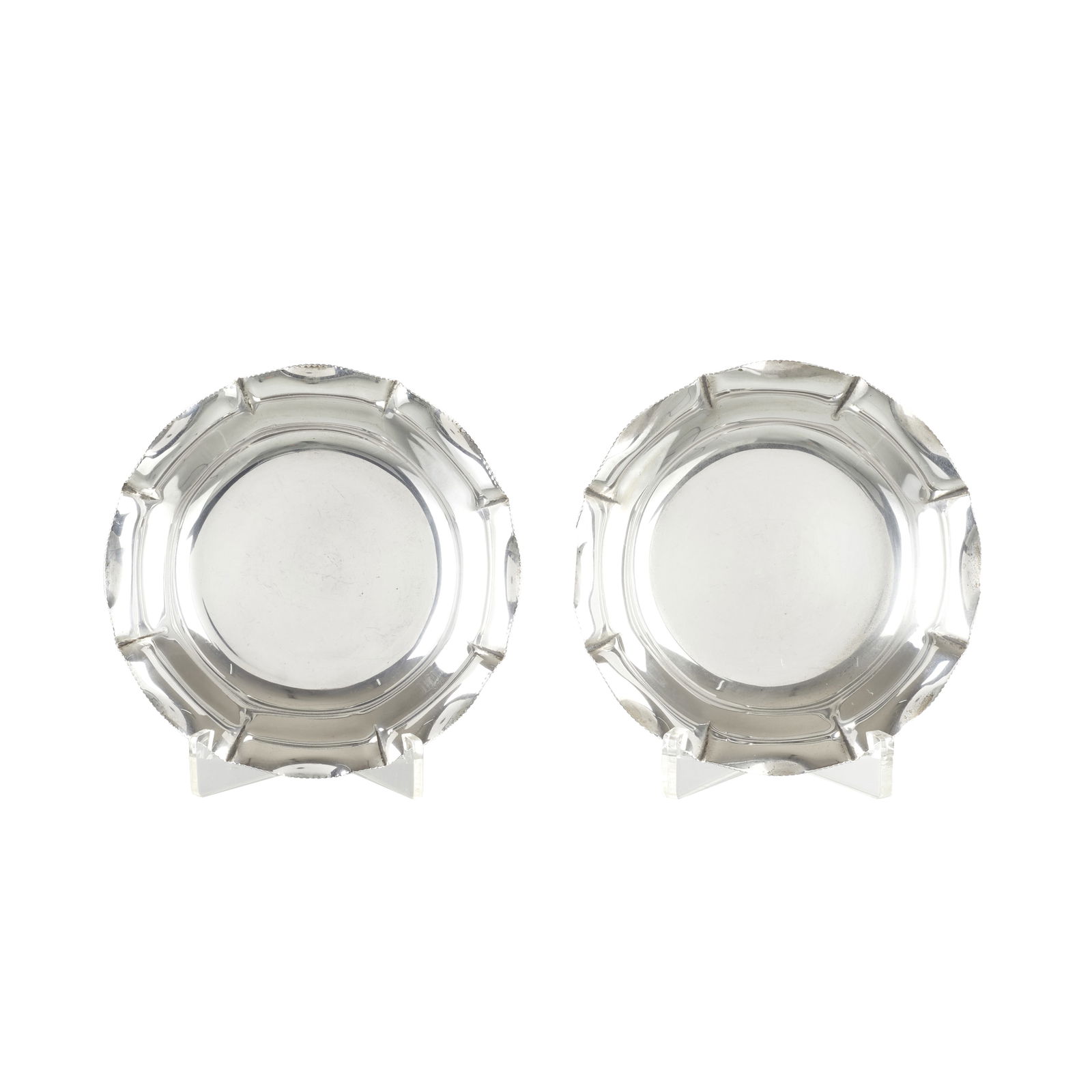 Two small silver goblets: Portuguese silver, eagle hallmark 833 (1938-1984), with illegible silversmith?s mark, pierced rim. Signs of use. Approx. Weight: 202g. Dim.: 12.5cm.