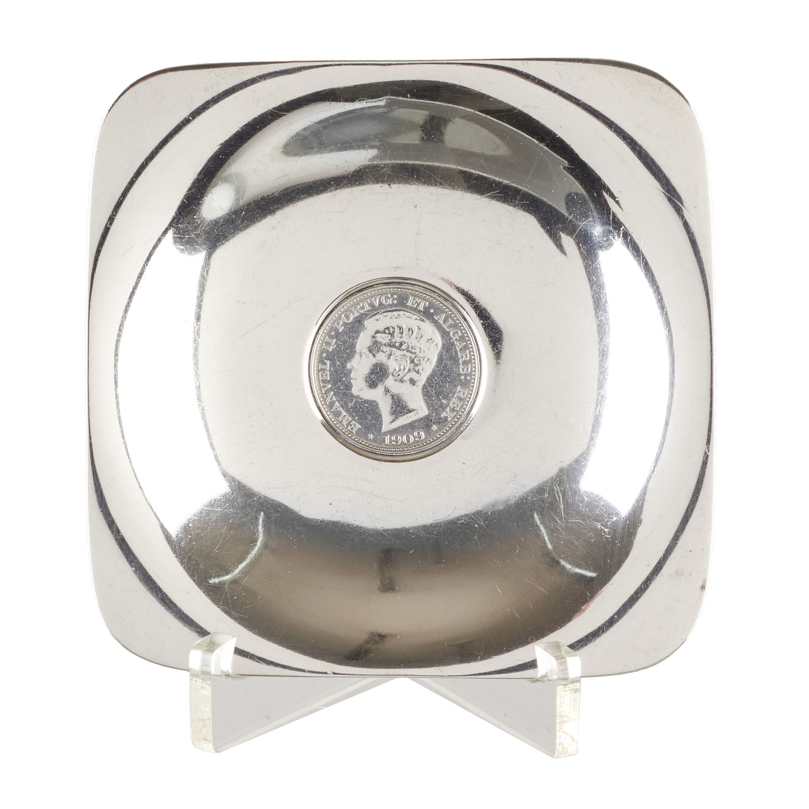 Silver ashtray: Portuguese silver, 916 eagle hallmark (1938?1984), with silversmith mark, center set with a 500 reis coin, obverse featuring the effigy of D. Manuel II. Signs of use. Approx. weight: 105 g. Dim.: 11 x