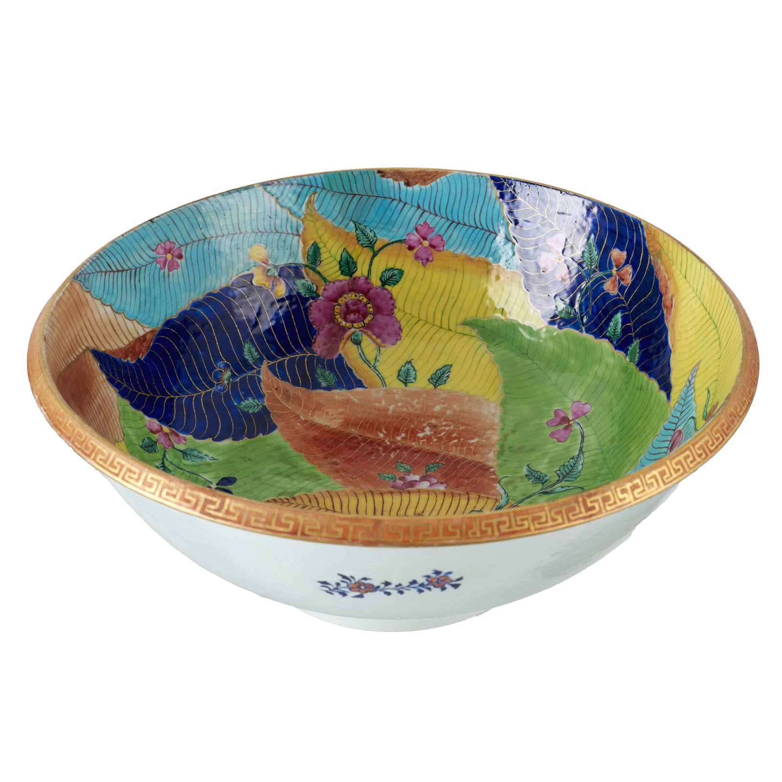 Chinese porcelain tobacco leaf punch bowl, Jiaqing: China, Jiaqing, gilt and polychrome decoration, with tobacco leaf, rim with Greek key pattern, exterior with floral motifs. Sigs of wear. Dim.: 33,5cm.