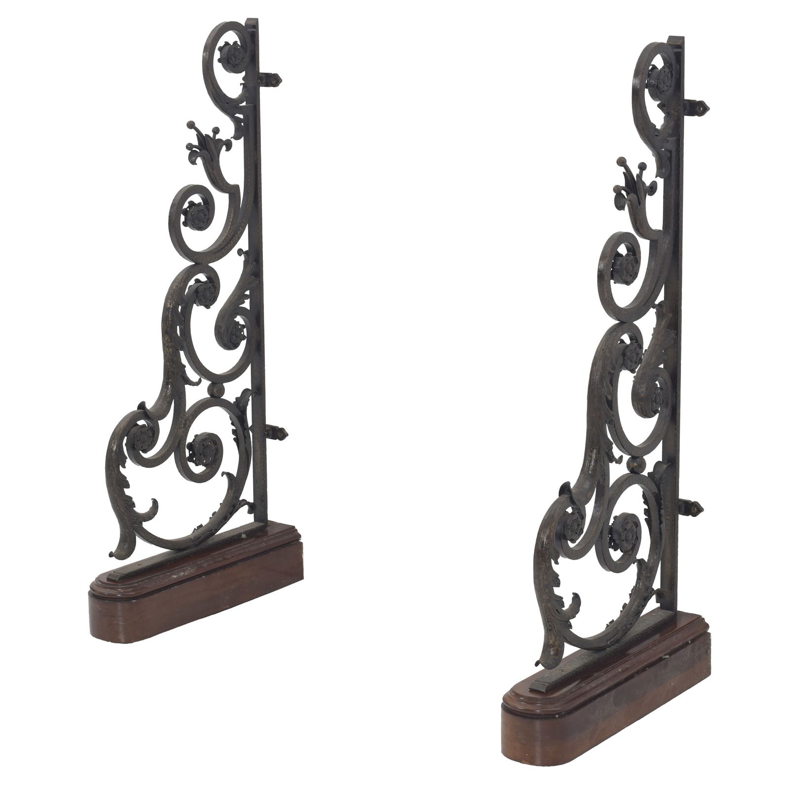 FRENCH WORK, c.1940 - Pair of wall mounts: France, c.1940, wrought iron, decorated with scrolls and plant motifs. Signs of use. Dim.: 93.5 x 41.5 cm.