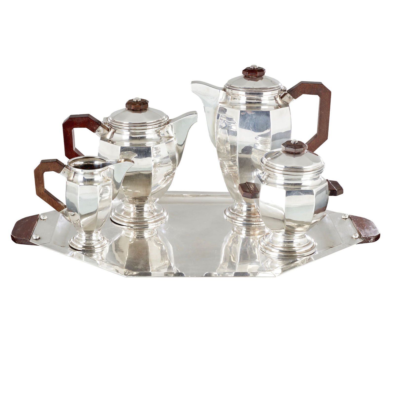 FRENCH WORK, c.1920 - Art Deco tea and coffee service: France, c. 1920, silvered metal, faceted decoration with wooden handles and knobs. Signs of use. Dim.: 13cm to 56cm.