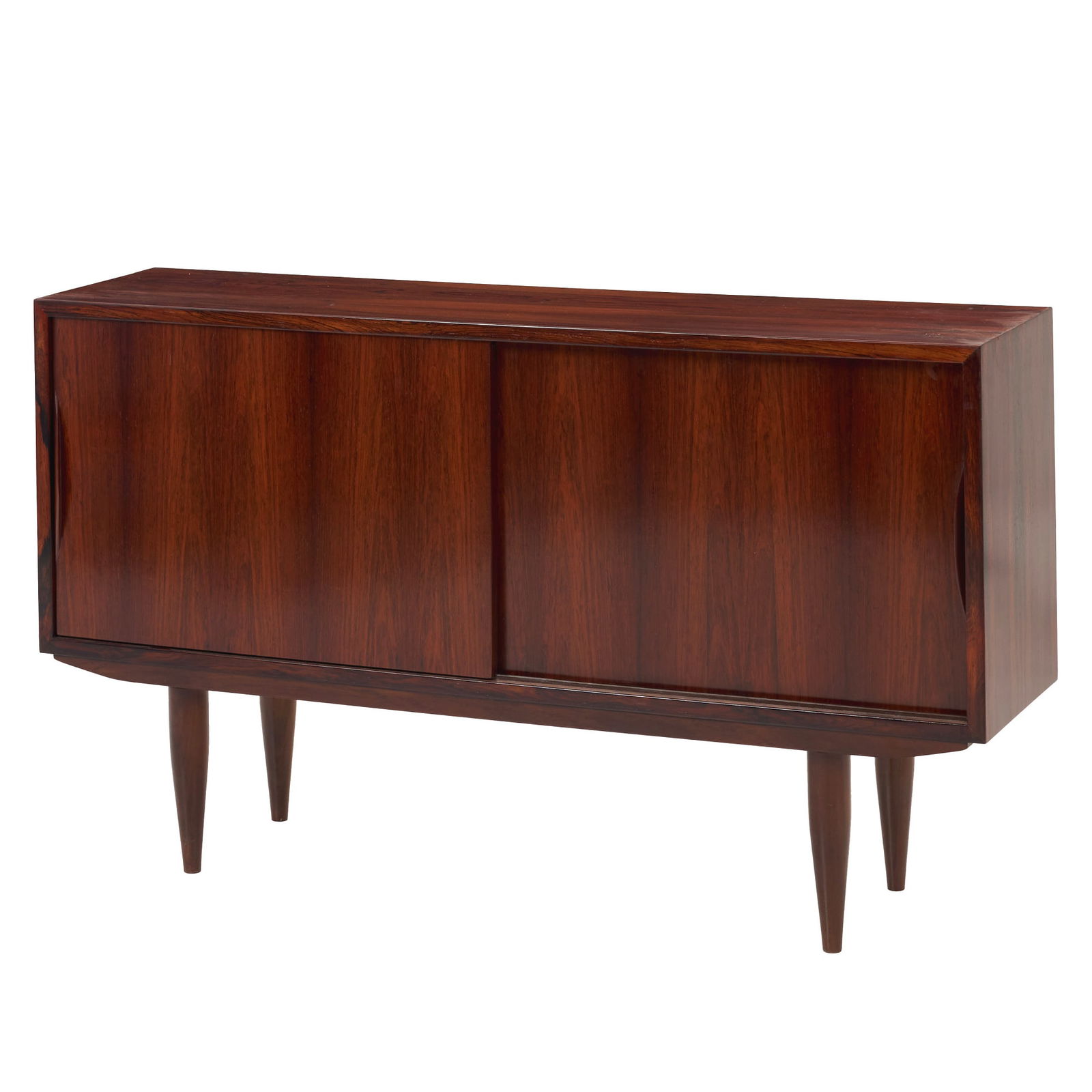 DANISH WORK, c.1960 - Small rosewood sideboard: Denmark, c. 1960, in rosewood and other woods, with two doors, interior with three drawers. Signs of use. Dim.: 66x114x29cm