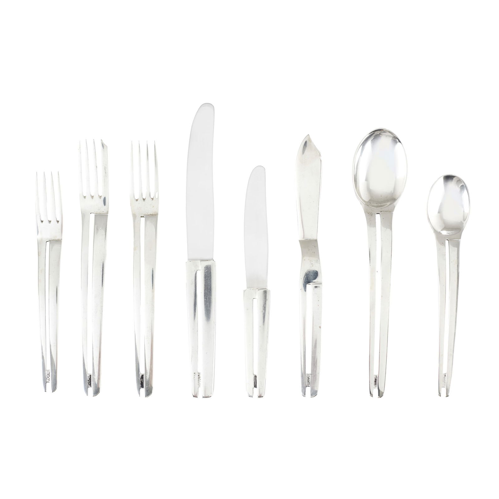 VIRGILIO SECO (20th/21st) - Silver cutlery set: Portuguese silver, 835 hallmarked eagle (post-1985), cutlery set for twelve people, with openwork handles. Signs of use. Approx. total weight: 5501g. Dim.: 16cm to 21.5cm.