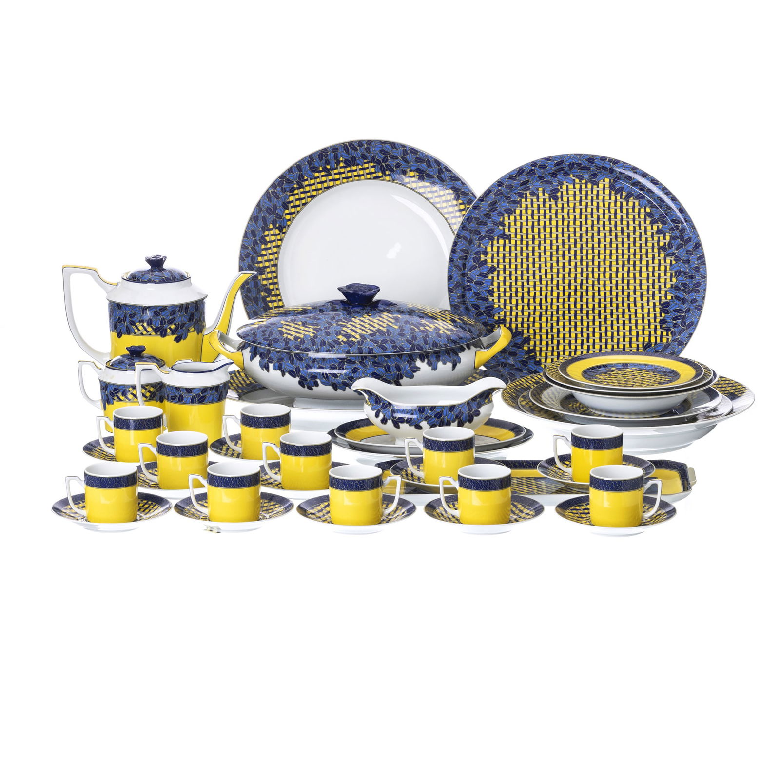 'Pergola' dinner service in Christofle porcelain: Full dinner service for 12 people in French Christofle porcelain, 'Pergola' collection. Marked Dim.: 7.5 to 37 cm
