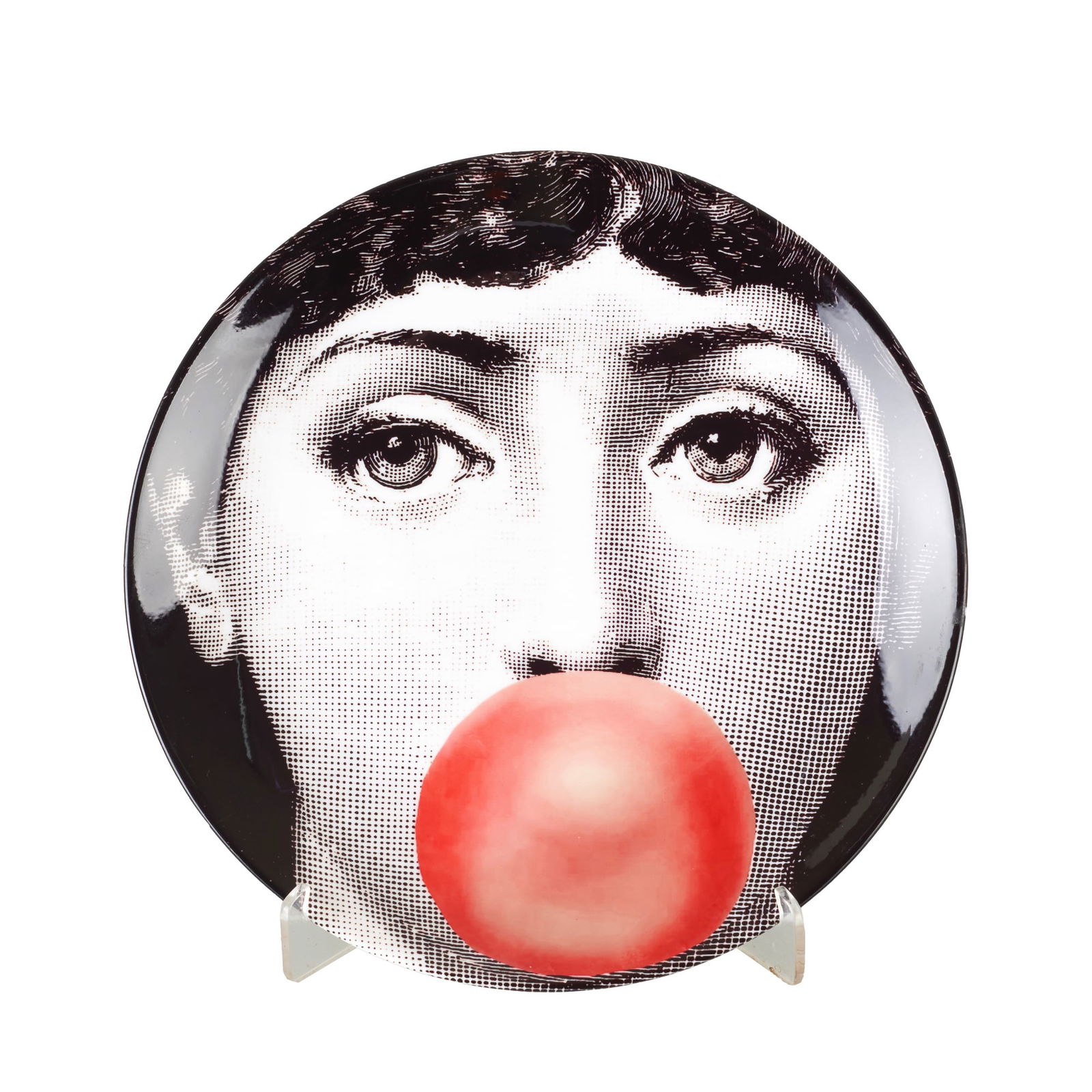 Style of PIERO FORNASETTI - 'Pink Bubblegum' plate: Porcelain plate decorated with the face of opera singer Lina Cavalieri in black and white pointillism. Signs of wear. Dim.: 20.5 cm.
