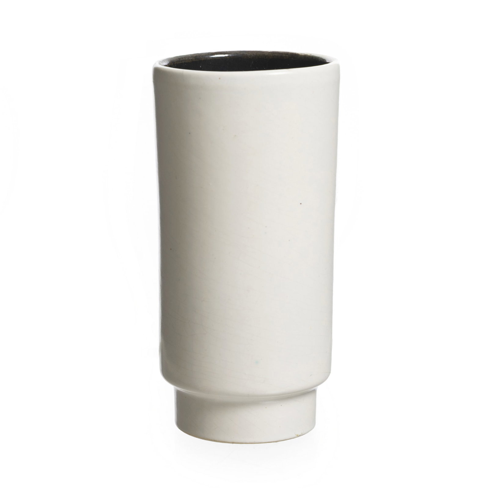 DENISE GATARD (1921-1992) (attr.) - Ceramic vase: French ceramic, c. 1950, decorated in white satin like enamel, interior in metallic grey. Signs of use. Dim.:15.5 cm.