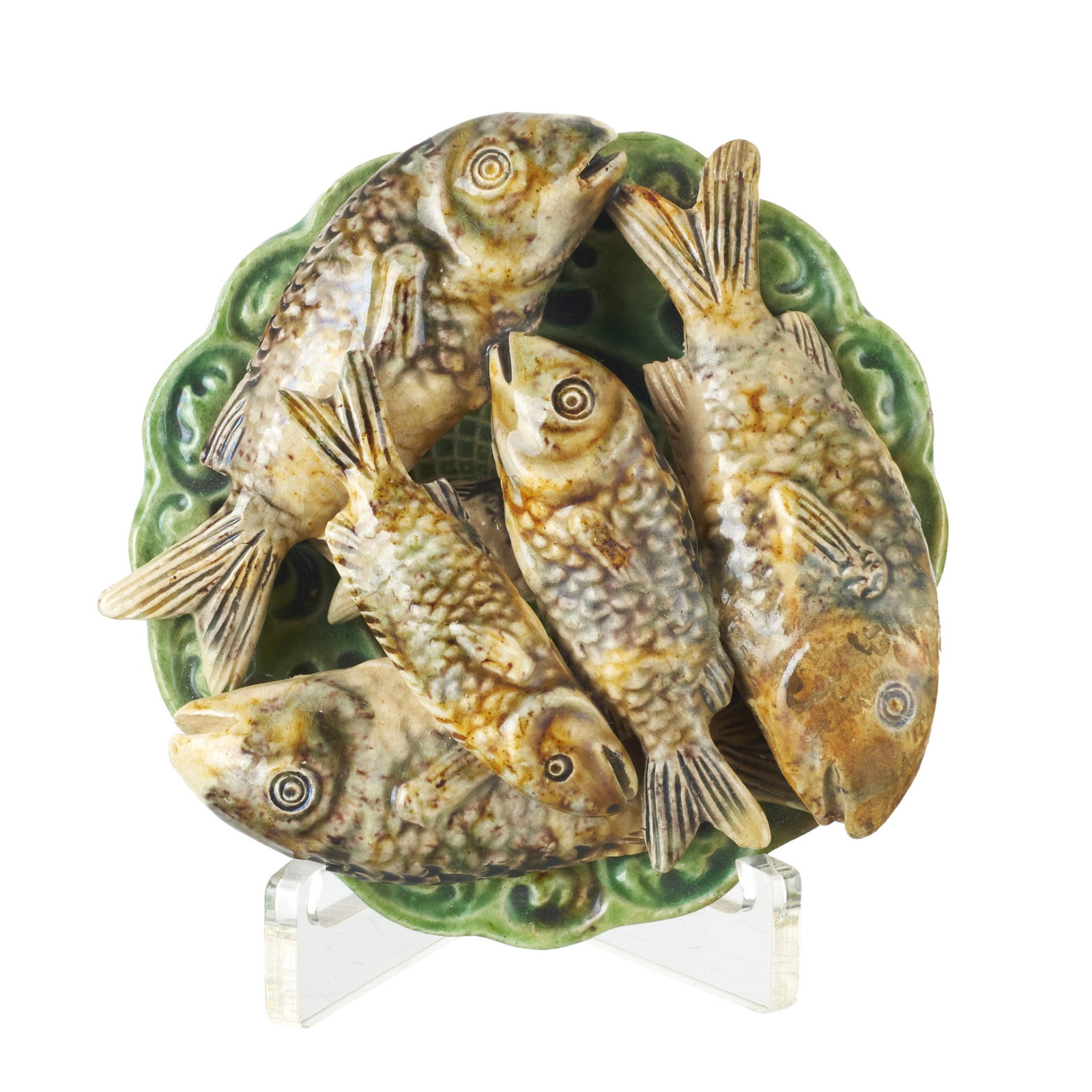 'Fish' earthenware plate by Manuel Mafra: Caldas earthenware, manufactured by Manuel Mafra, with polychrome relief decoration depicting fish on a plate with a scalloped rim. Marked. Signs of use. Dim.: 11cm.