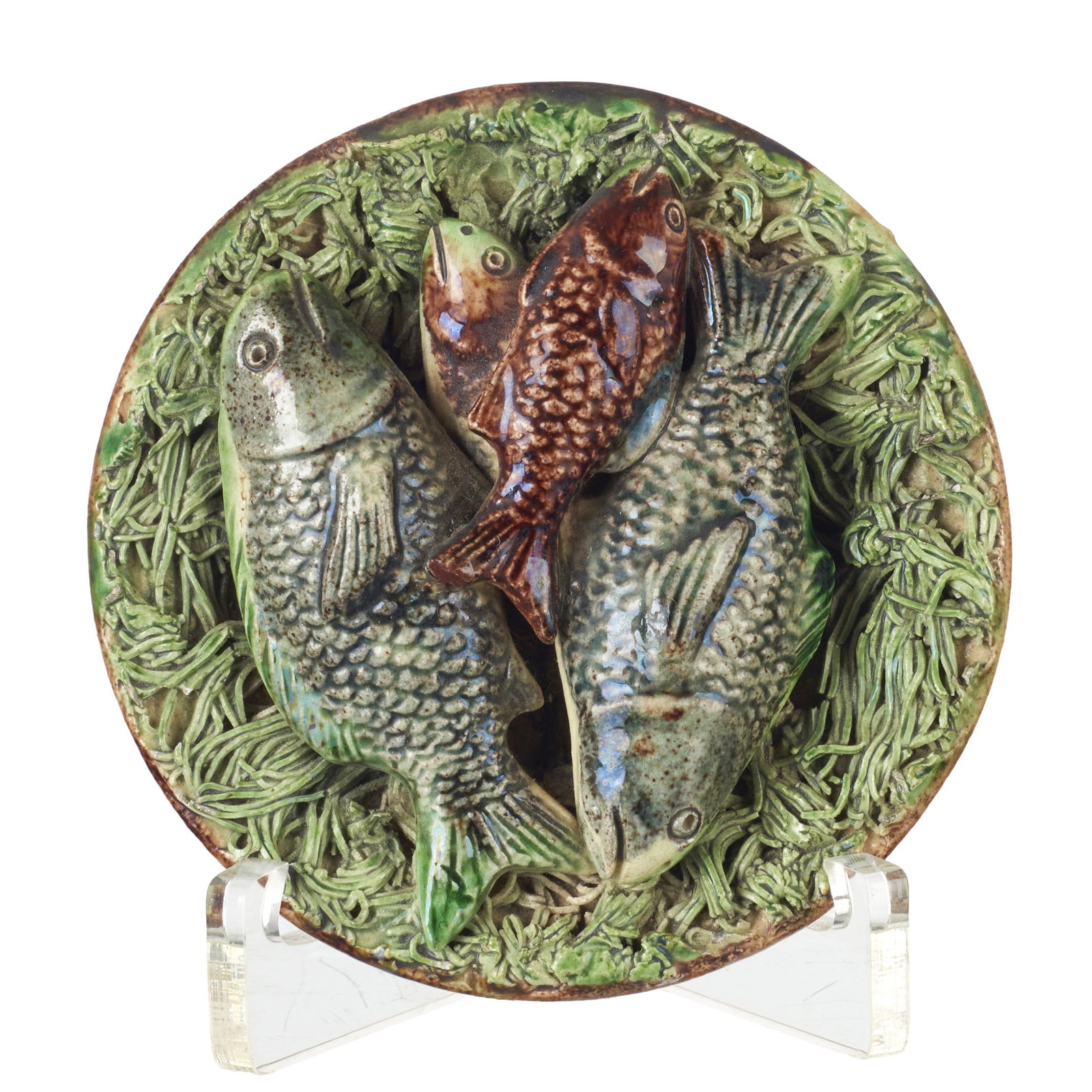 'Fish' earthenware plate from Caldas: Caldas earthenware, produced by Jose Francisco de Sousa, with polychrome relief decoration depicting fish on moss. Marked. Signs of use. Dim.: 9cm.
