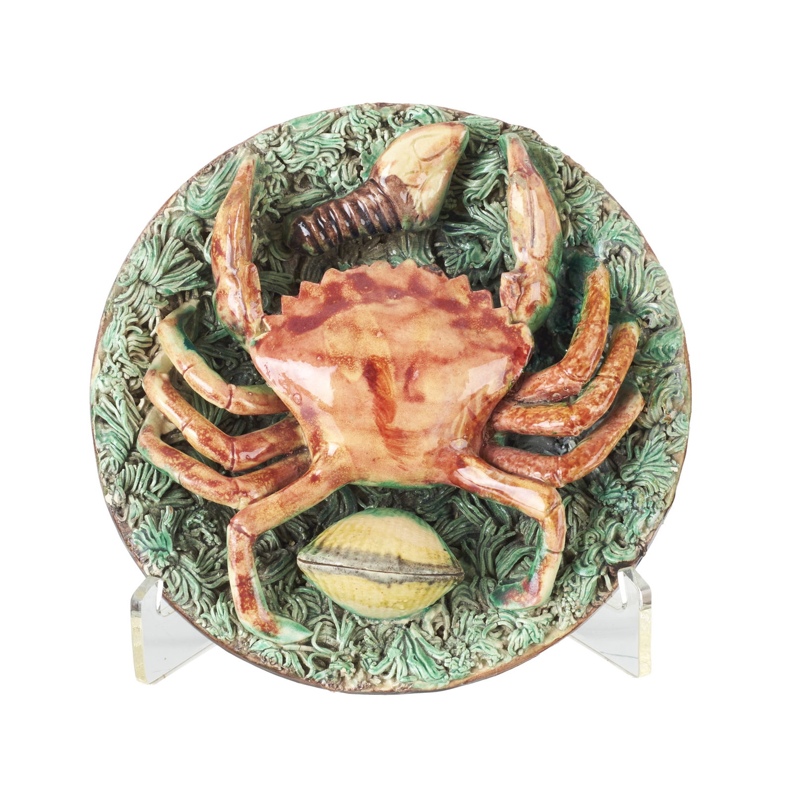 'Crab' plate in Caldas earthenware: Caldas earthenware, produced by Jose Francisco de Sousa, with polychrome relief decoration depicting a crab and a clam. Marked. Signs of use. Dim.: 15cm.