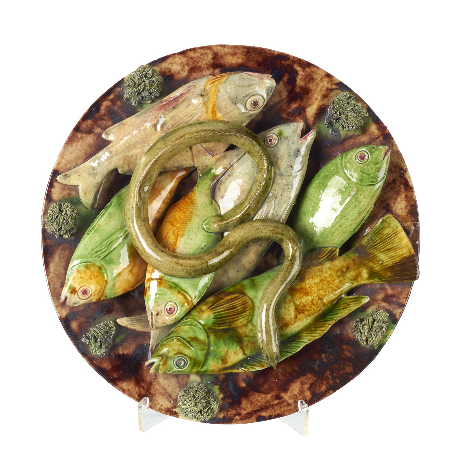 Fish' earthenware plate by Jose Cunha: Caldas earthenware, manufactured by Jose A. Cunha, with polychrome relief decoration depicting fish and an eel. Marked. Signs of use. Dim.: 28cm.
