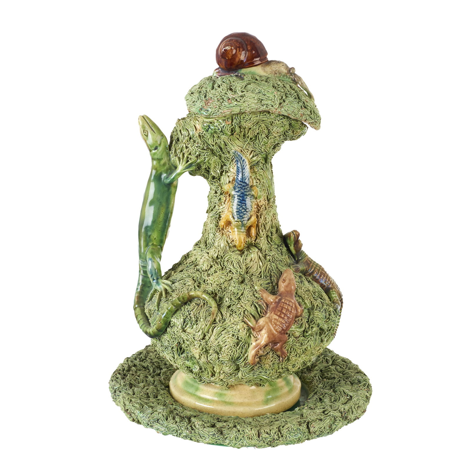 'Lizards ' earthenware jug by Manuel Mafra: Caldas da Rainha earthenware, manufactured by Manuel Mafra, with polychrome relief decoration depicting lizards; lid with a snail motif and a plate. Marked. Minor flaws. Dim.: 30cm.