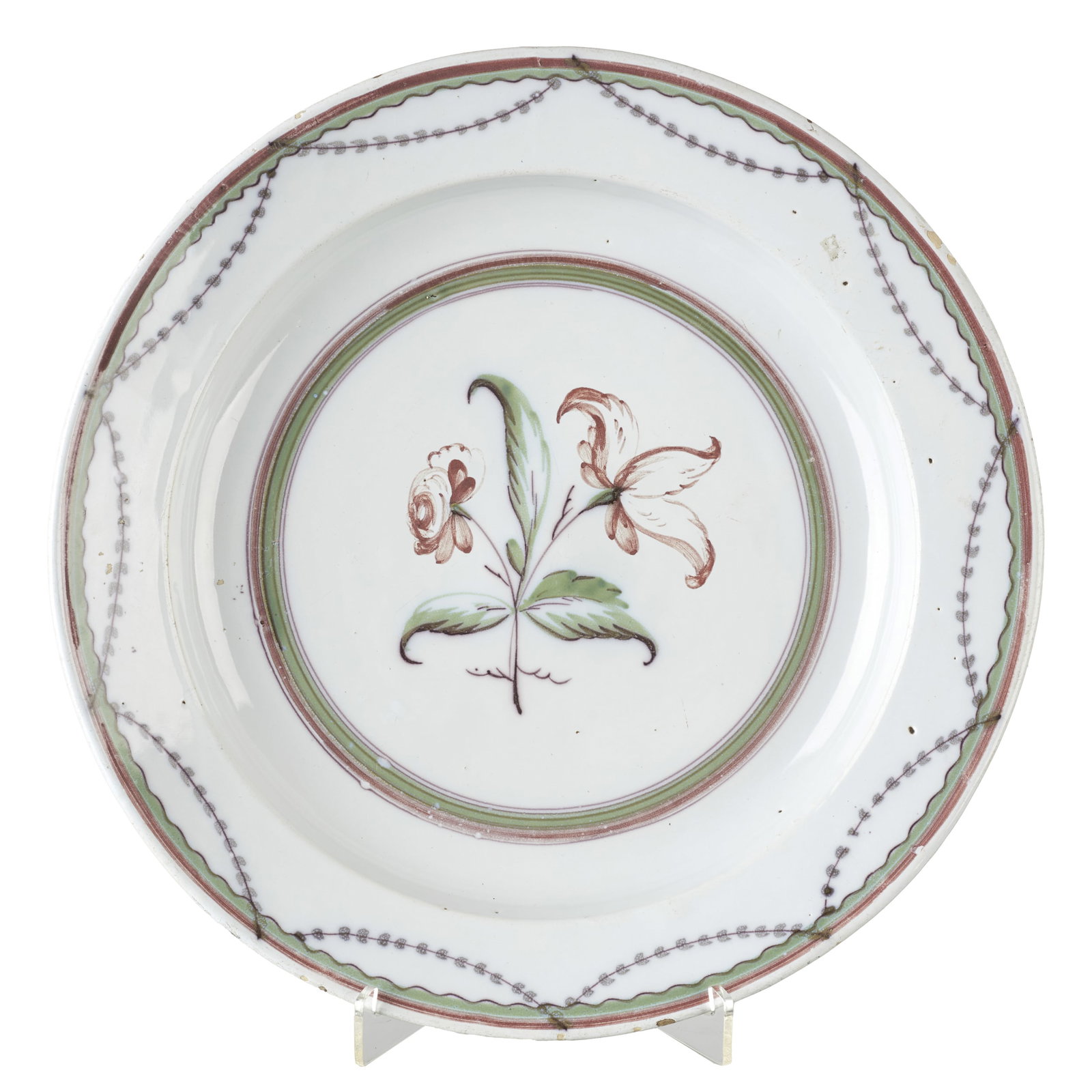 Estremoz earthenware plate: Estremoz earthenware, 18th century, polychrome decoration featuring a floral medallion, rim with garlands. Signs of use, minor chips. Dim.: 32cm.
