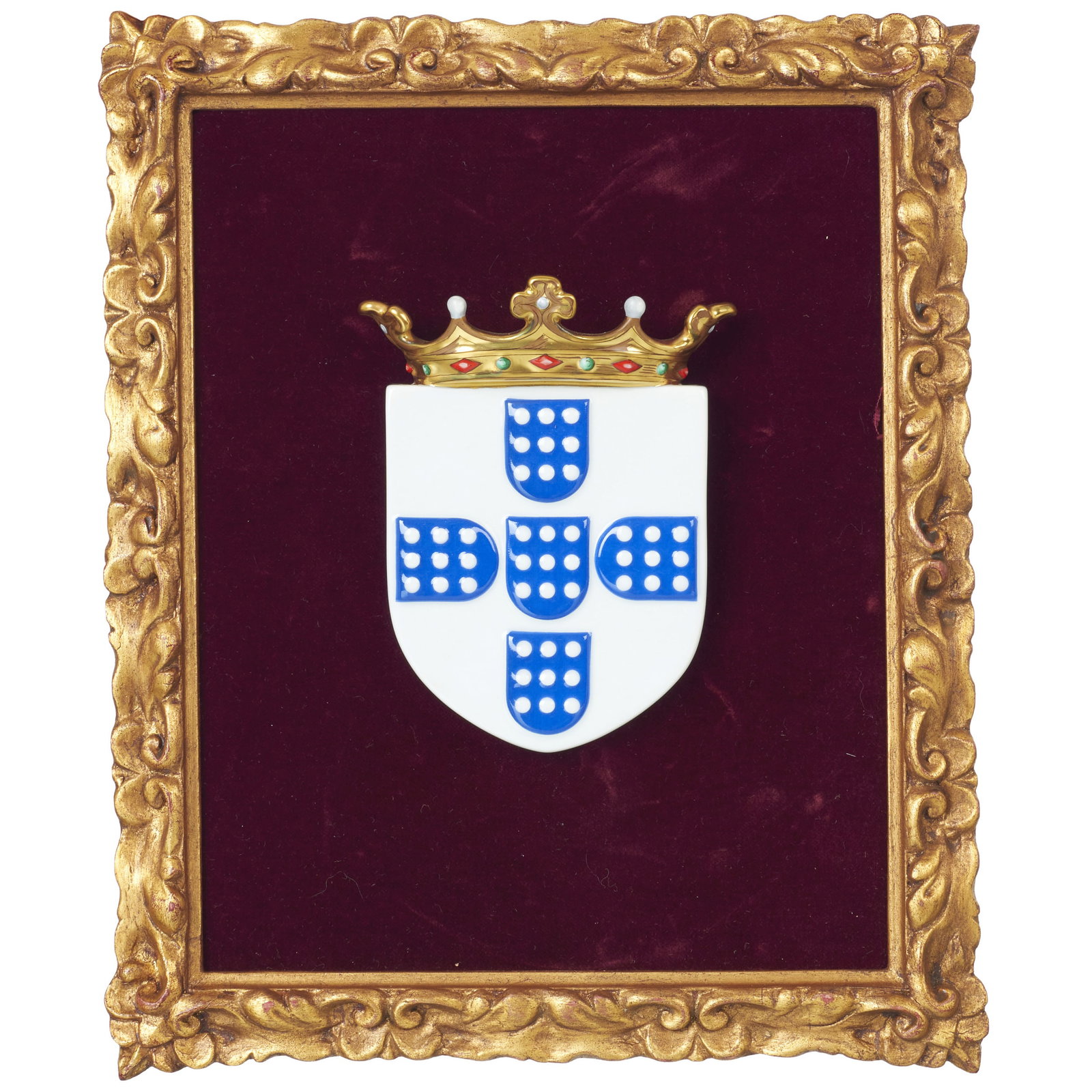 VISTA ALEGRE - Portuguese Coat of Arms: Portugal, 20th/21st century, in porcelain from the Vista Alegre factory; reference to the Afonsina Dynasty period. Framed. Signs of use. Dim. : 14x11cm (coat of arms) and 31x25.5cm (frame).