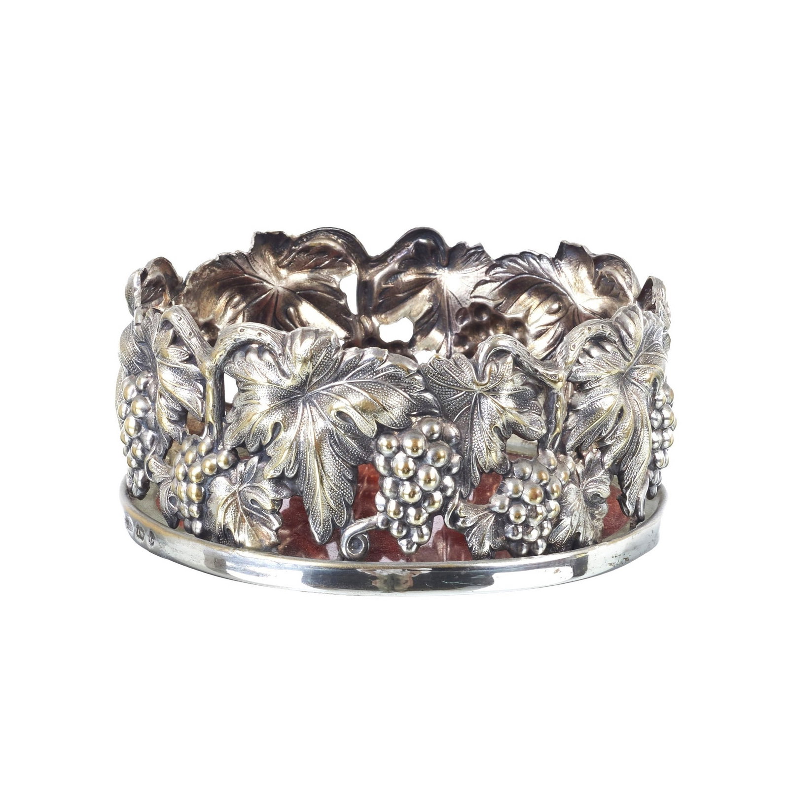 TOPAZIO - Silver plated bottle stand 'Vines and Grapes': Portugal, 20th century, silver plated marked 'Topazio'; raised and openwork decoration featuring vine leaves and bunches of grapes; base resembling a turtle shell. Signs of use. Dim.: 5.5x11.5cm.