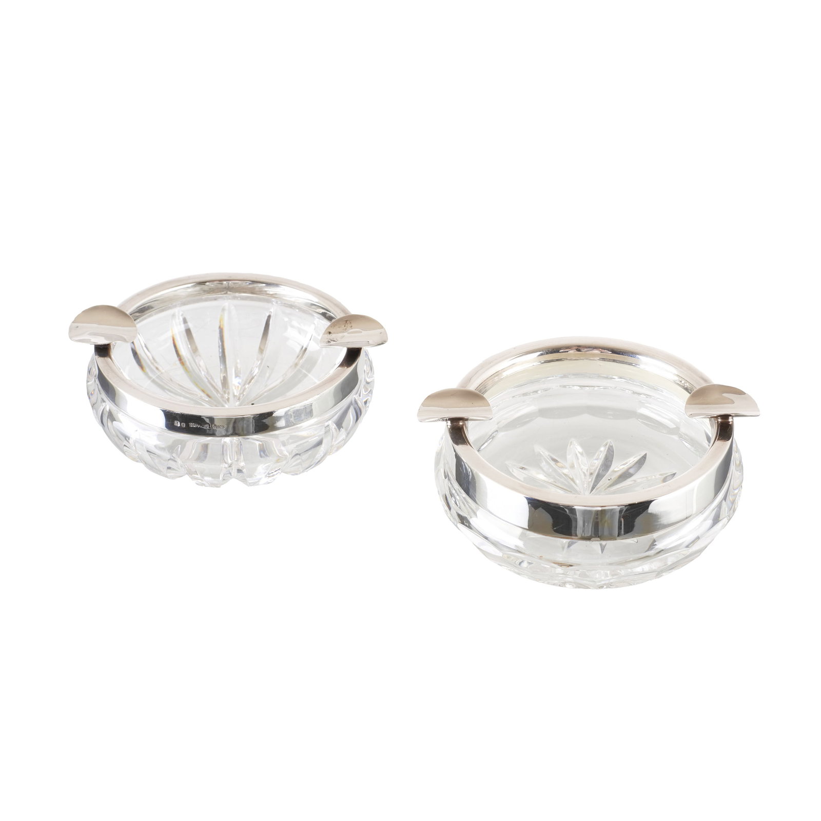 TOPAZIO - Pair of silver and crystal ashtrays: Cut crystal set in Portuguese silver, 925 silver eagle hallmark (post-1985), silversmith's mark of Ferreira Marques & Irmao Ld.? (reg. 1974) and manufacturer's mark 'Topazio'. Signs of use. Dim.: 12.5