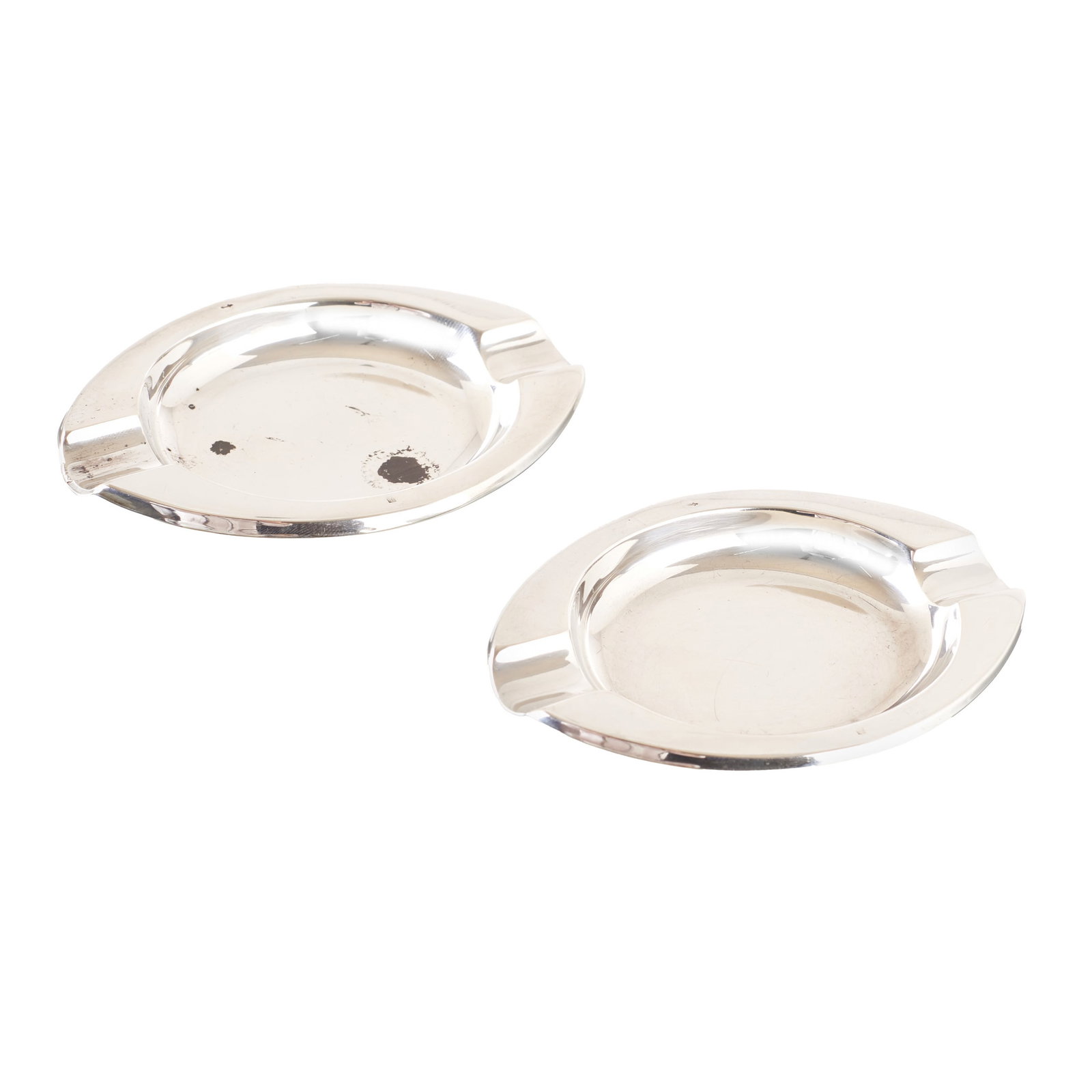 Pair of Dutch silver ashtrays: Dutch silver, 925 hallmark, 'VKB' silversmith's mark; plain decoration. Signs of use. Approx. Weight: 37.23g. Dim.: 8.5cm.