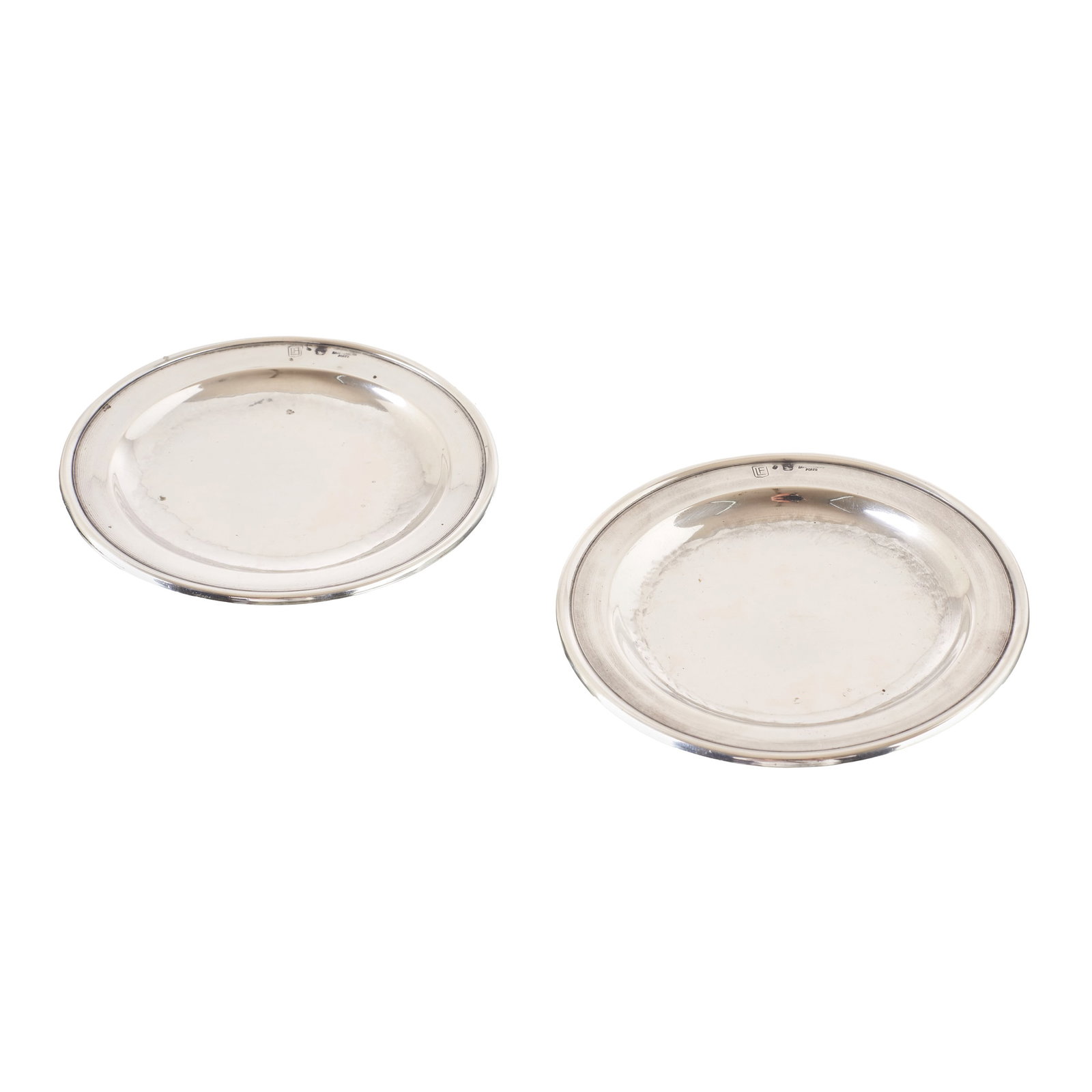 LUIZ FERREIRA (1909-1994) - Pair of silver bread plates: Portuguese silver, 833 hallmark (1938-1984), silversmith?s mark of Delmar Gomes Pinheiro (1945-1981), commercial mark of DAVID FERREIRA; plain decoration. Signs of use. Approx. Weight: 162.62g. Dim.: