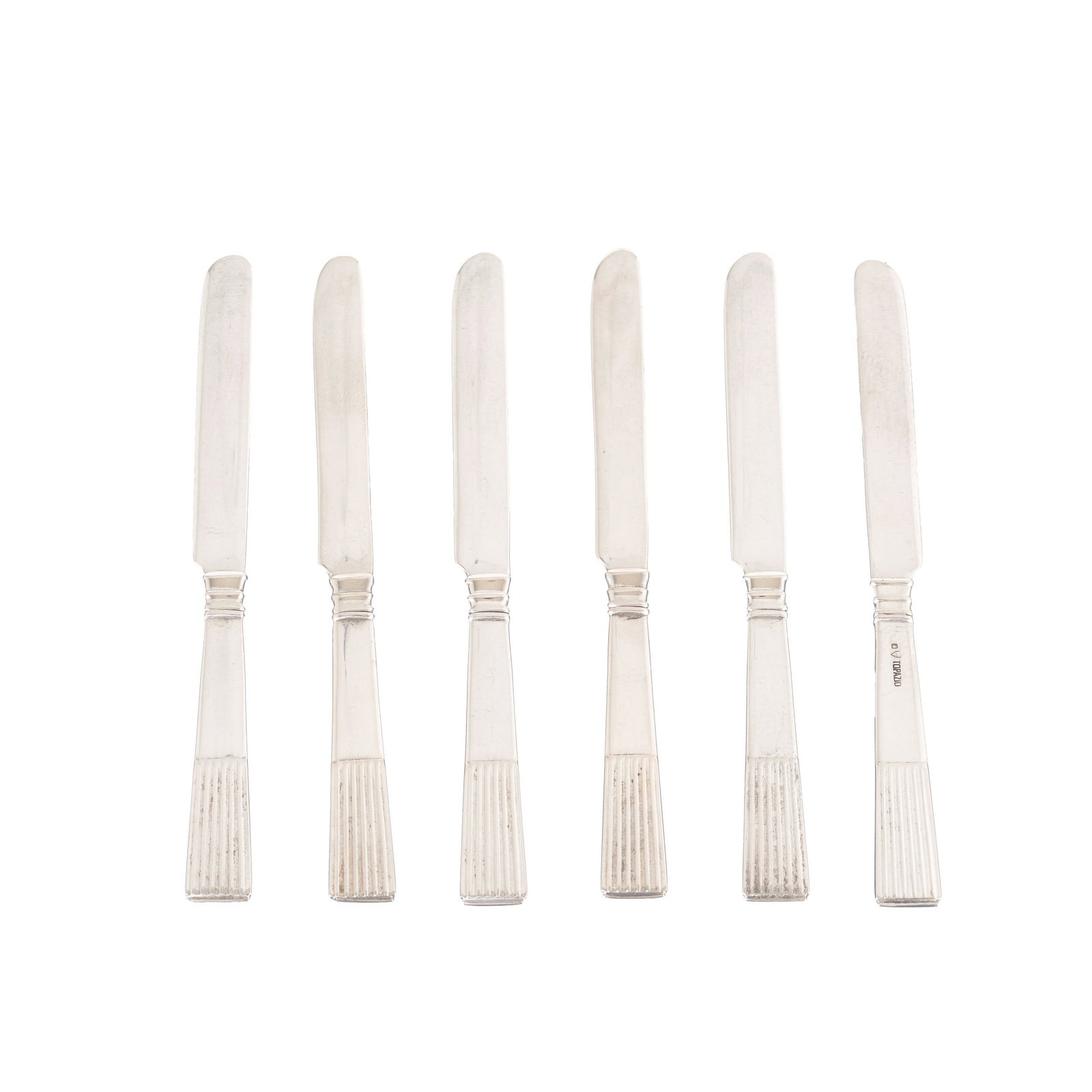 TOPAZIO - Six silver butter knives: Portuguese silver, 925 eagle hallmark (post-1985), silvermith?s mark of Ferreira Marques & Irmao Ld.? (reg. 1974) and manufacturer?s mark 'Topazio'. Signs of use. Approx. weight: 142.65g. Dim.: 12.5cm
