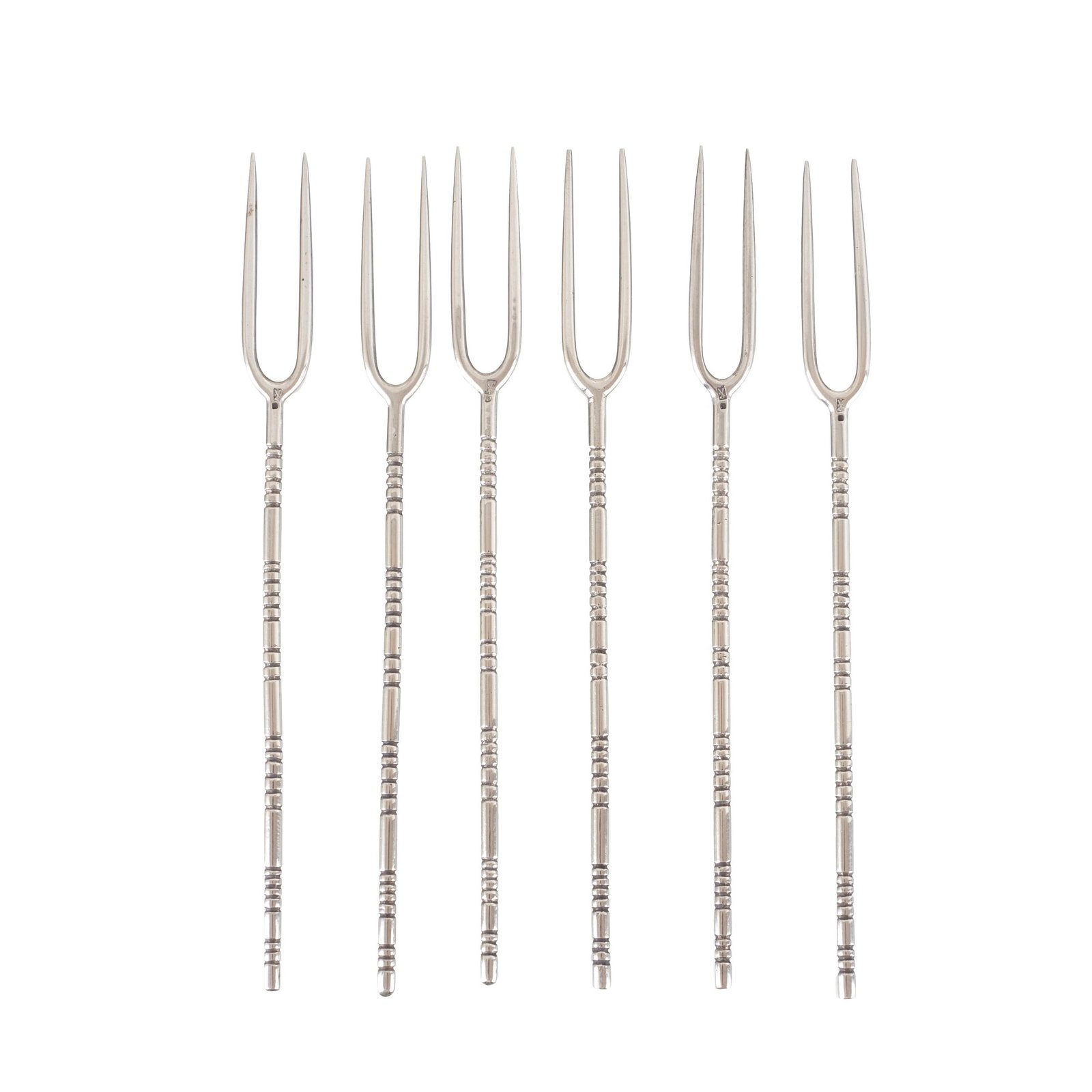 ALCINO - Six silver appetiser forks: Portuguese silver, 833 hallmark (1938?1984), silversmith?s mark of Manuel Alcino de Carvalho Moutinho (1935?1987); raised decoration of small ridges. Signs of use. Approx. Weight: 48.68g. Dim.:
