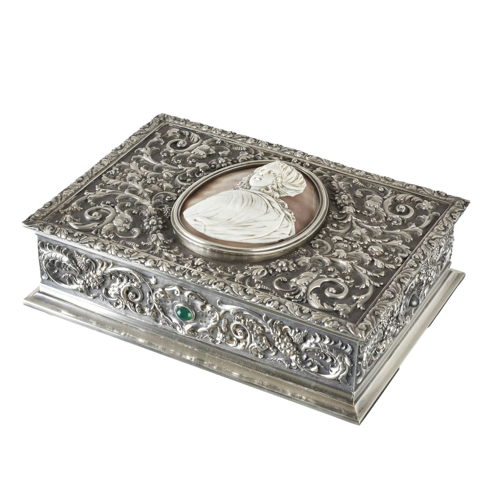 BAPTISTA, PORTO - Silver jewellery box with cameo: Portuguese silver, eagle 833 (1938-1984), marked 'Baptista', embossed decoration of volutes and vegetal elements, gemstones, lid with European shell cameo, 18th century. Interior lined with wood and v