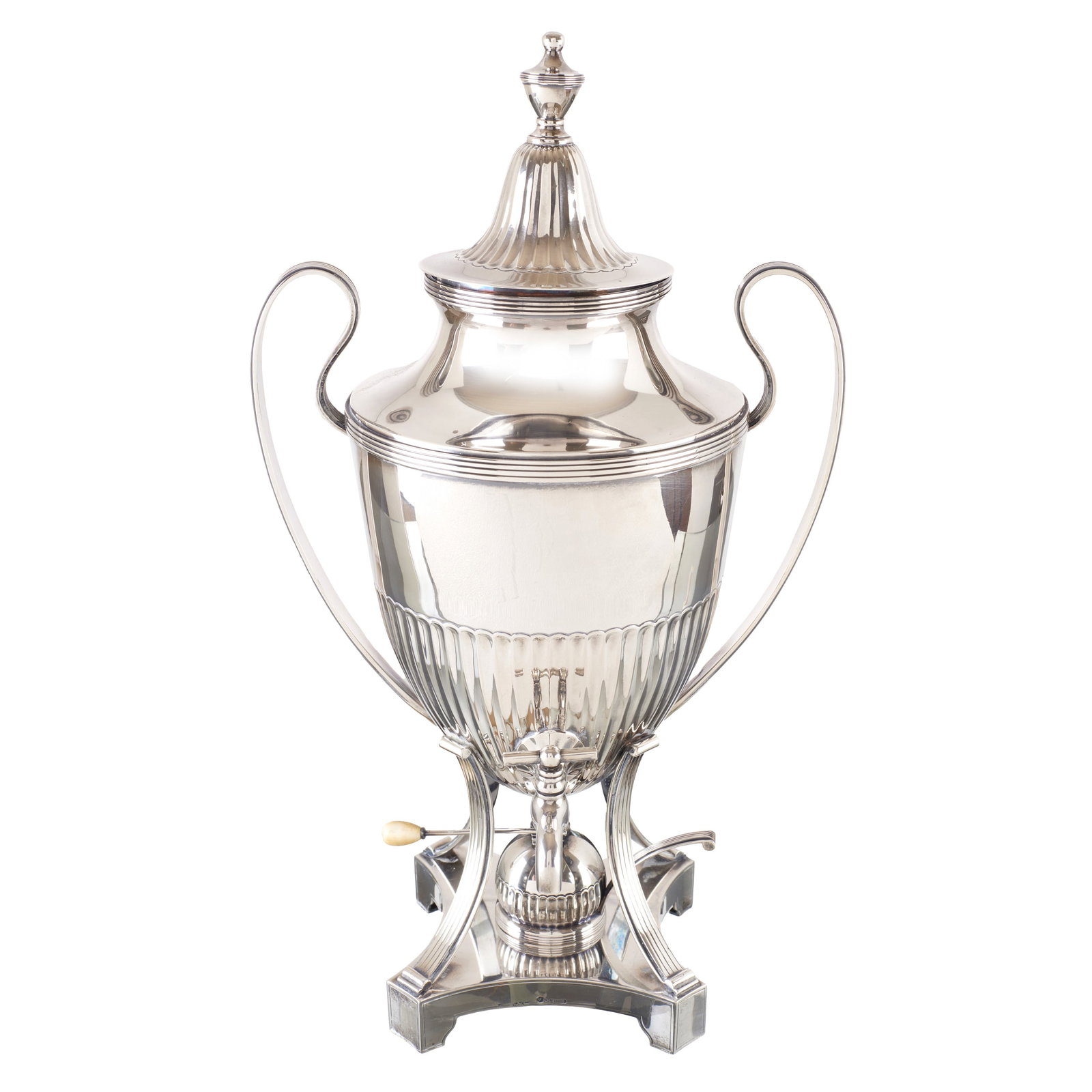 CARMO JEWELLERY - Silver Samovar: Portuguese silver, 916 contrast eagle hallmark (1938-1984), 1st class, marked 'Joalharia do Carmo, Lisbon'; raised fluted decoration. Signs of use. Approx. Weight: 2637g. Dim.: