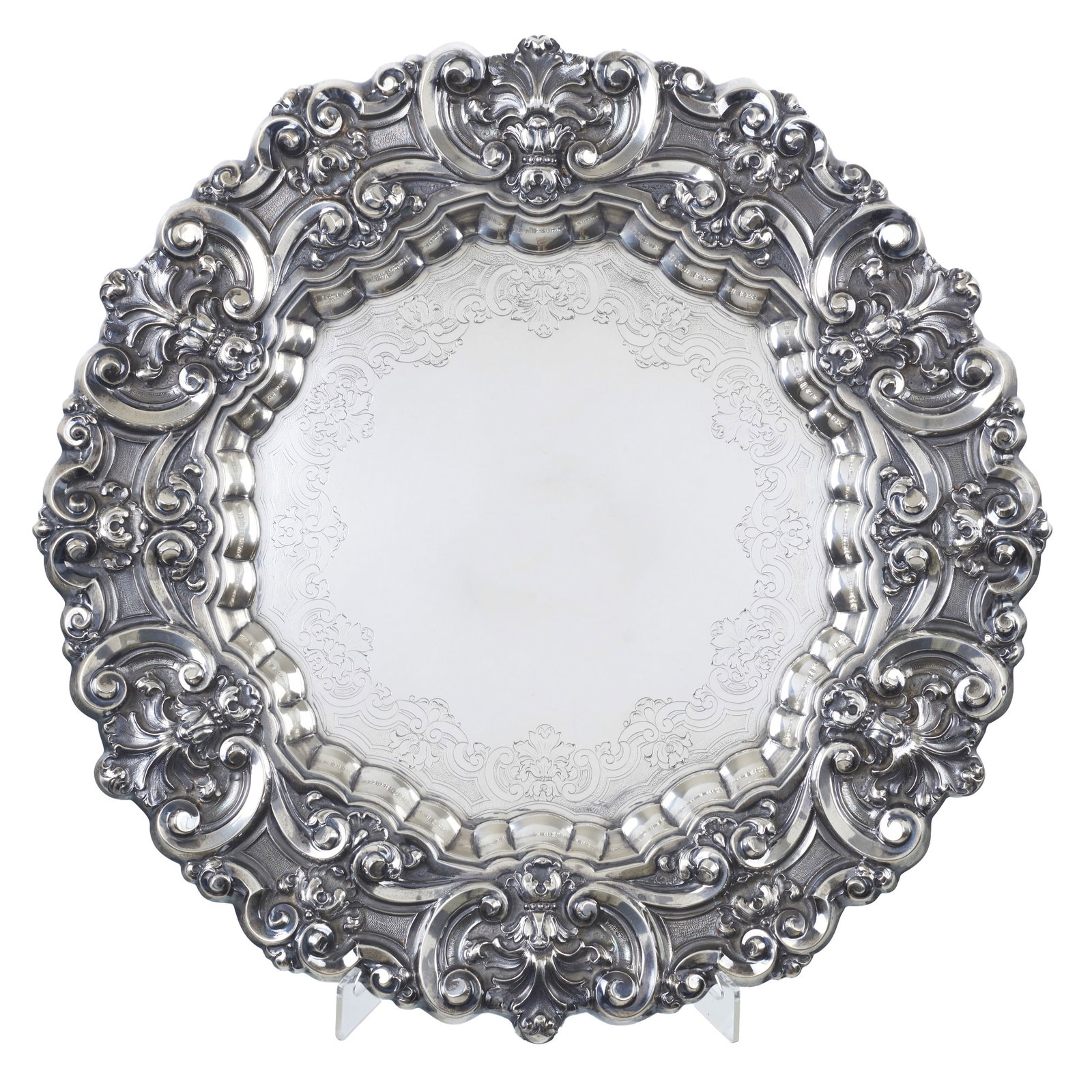 Large Silver Charger: Portuguese silver, 833 eagle hallmark (1938-1984); raised and engraved decoration featuring scrolls and plant motifs. Signs of use. Approx. weight: 1850g. Dim.: 51cm.
