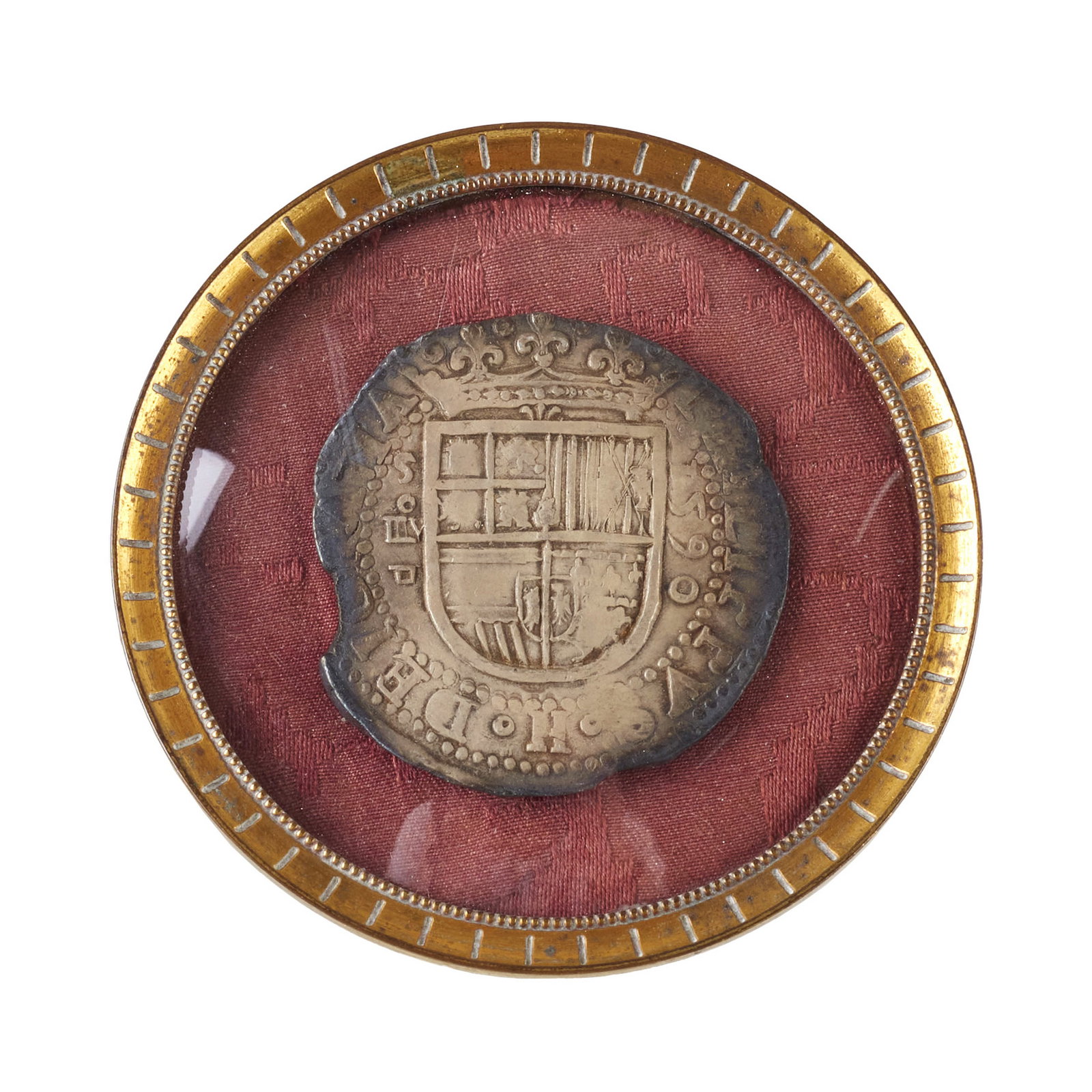 Spanish 8 Reales silver coin, 1590: Silver 8 real coin from the reign of Philip II of Spain, minted in Seville, coat of arms and date 1590, gilded metal frame. Signs of use. Dimensions: 7.5 cm.