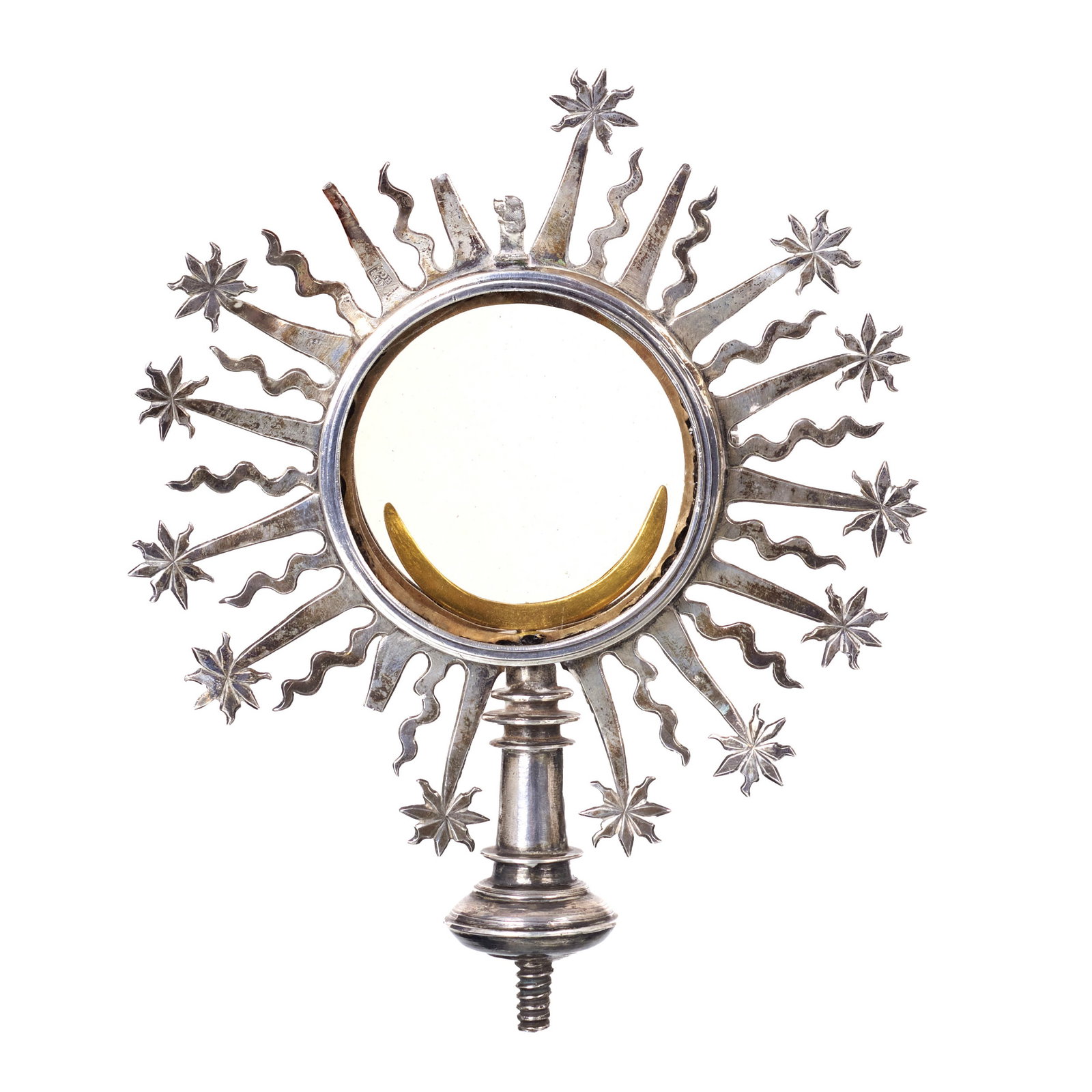 Silver reliquary, 18th century: Spanish silver and silver-gilt, worn contrast, silversmith?s mark; cut-out and chiselled decoration. Signs of use, glass missing from the back lid, minor flaws. Approx. weight: 435g. Dim.: 23cm. Under