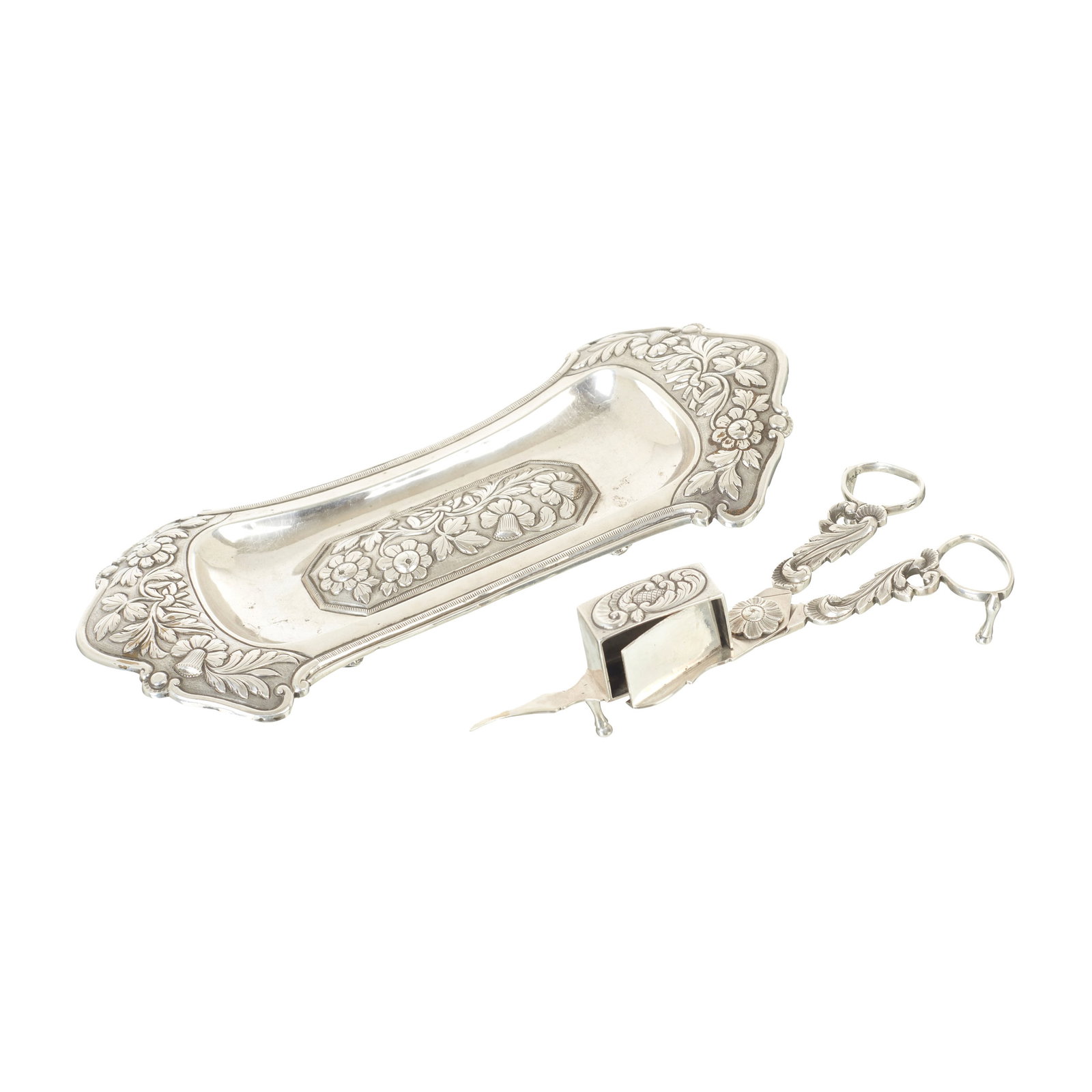 Silver candle snuff tray and scissors: Portuguese silver, 19th century, with raised floral and plant motifs. Signs of use. Approx. Weight: 325g. Dim.: 25cm. Under Decree-Law No 120/2017.