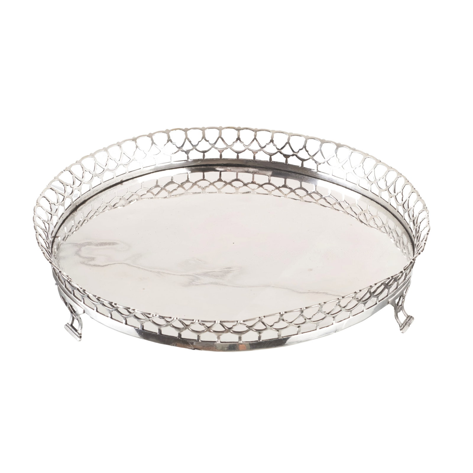 Silver fenestrated salver, Lisbon: Portuguese silver, D. Maria, assay office hallmark of Lisbon (c.1810-1822), unidentifiable silversmith's mark, plain decoration, grid pattern and fenestrated feet. Signs of use. Approx. weight: