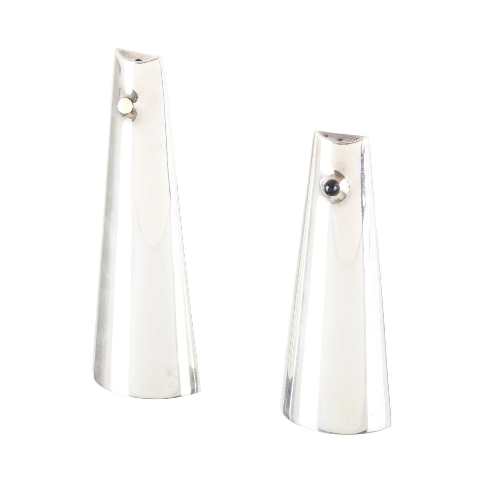 HANS BUNDE (1919-1996) - Salt and Pepper Shakers: Denmark, c.1950, in silver-plated metal, designed by Hans Bunde, marked by the silversmith Carl M. Cohr; details in black and white melamine. Signs of use. Dim.: 9.5 and 11.5cm.