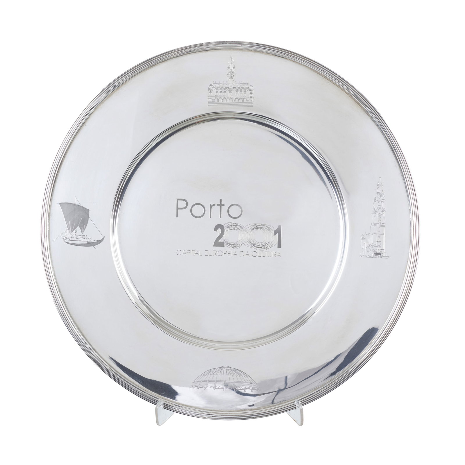 DAVID ROSAS - Commemorative Charger 'Porto 2001, European Capital of Culture': Portuguese silver, 925 eagle hallmark (post-1985), maker?s mark 'David Rosas'; centre and side rim decorated with engravings; reverse bearing the inscription 'Plate No. 19/250'. Signs of use. Approx. 