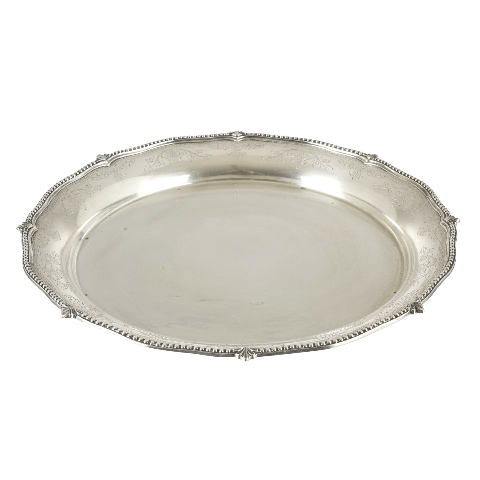 Scalloped Silver salver: Portuguese 833 silver, engraved decoration featuring plant motifs, scalloped edge. Signs of wear. Approx. weight: 784g. Dim.: 32.5cm. Protected by DL 120/2017.