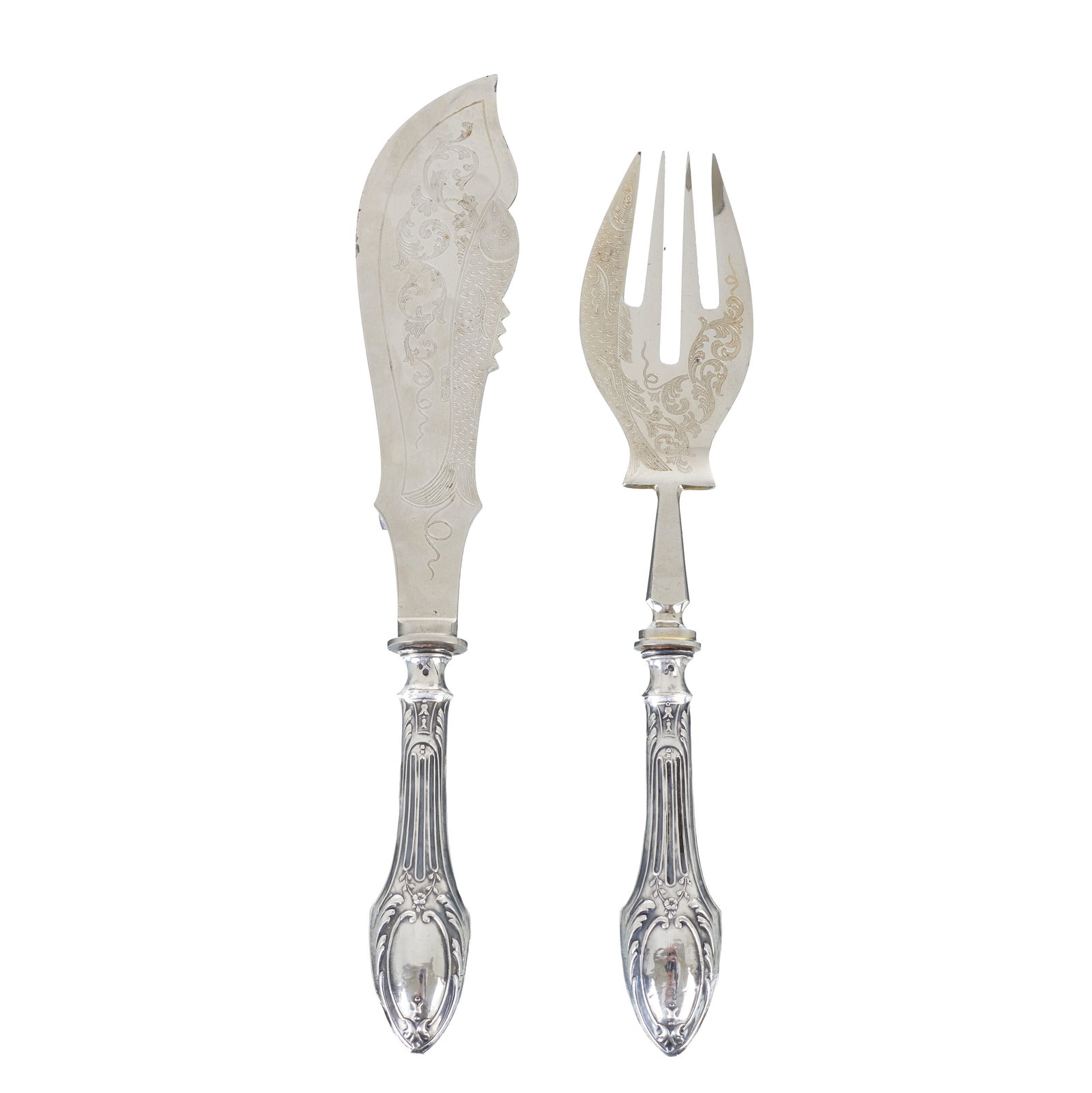 Pair of silver carving cutlery: Portuguese silver, Javali II contrast (1887-1937); chiselled and relief decoration depicting fish, floral motifs, plant scrolls and volutes. Signs of use. Approx. total weight: 174g. Dim.: 24 and