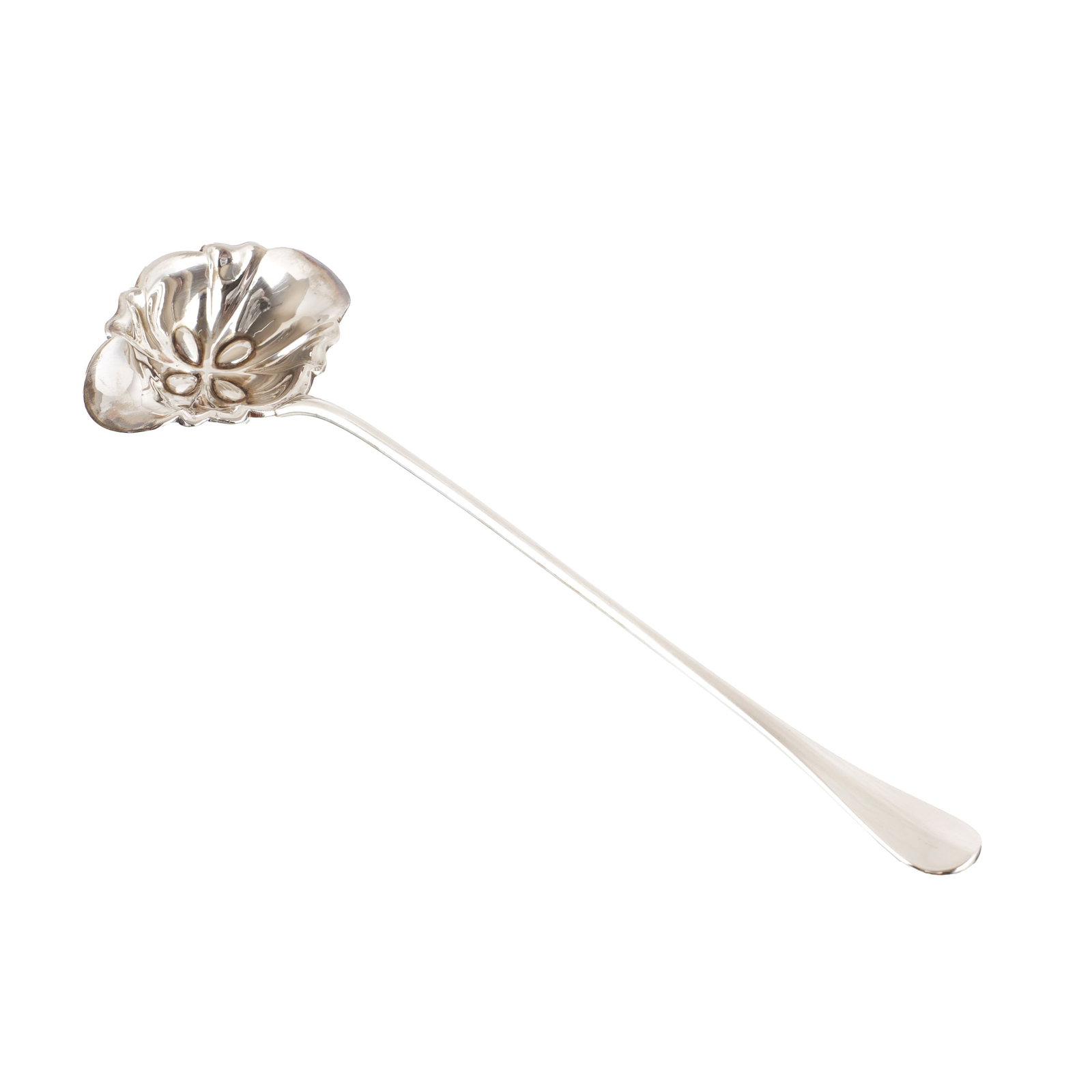 Art Nouveau silver spoon: Portuguese silver, c.1900, chiselled decoration, polished bowl, scalloped and wavy rim; with original box. Signs of use. Approx. Weight: 89.90g. Dim.: 29.5cm. Under Decree-Law No. 120/2017.