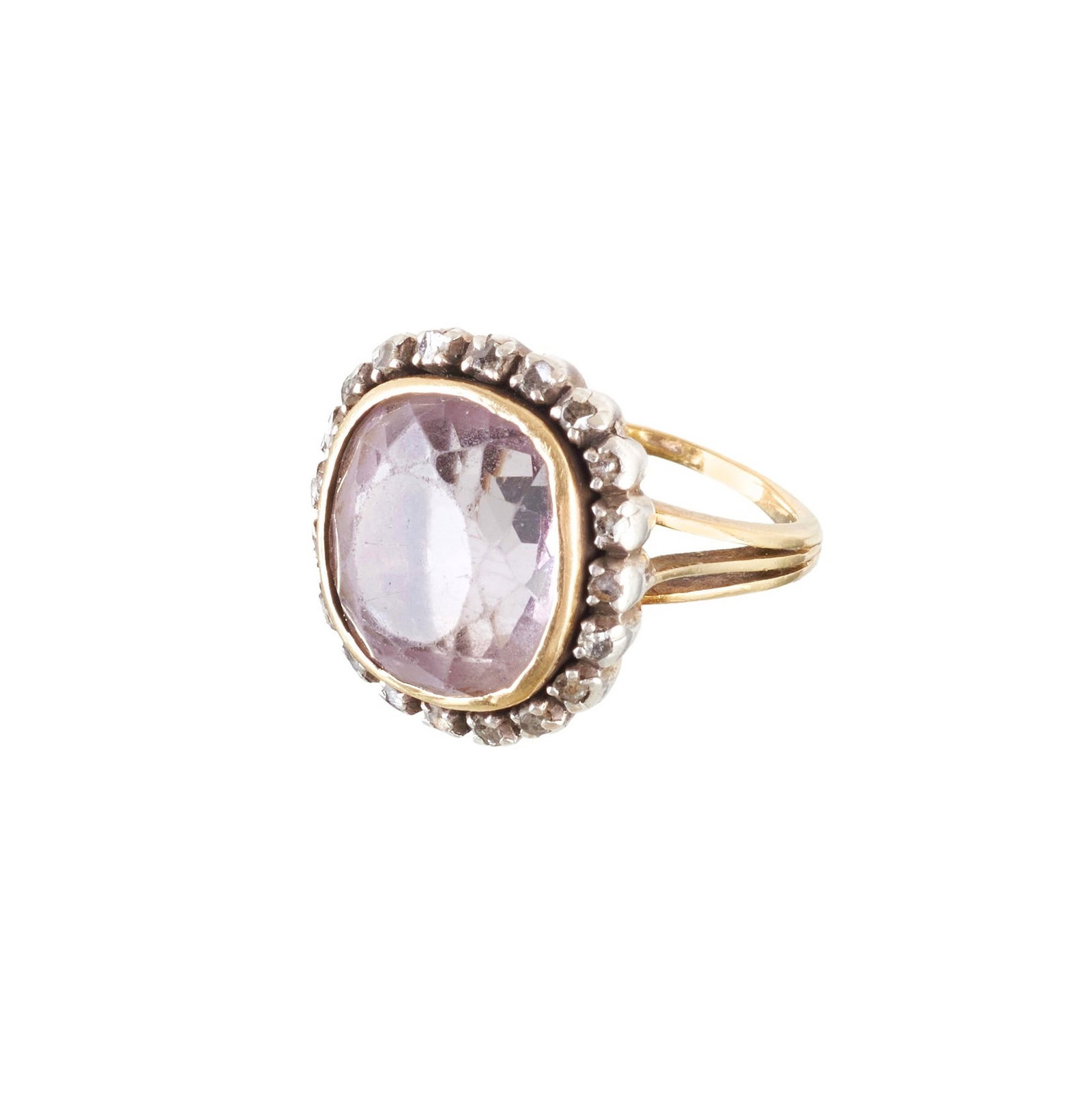 Gold ring with topaz: Yellow gold and silver, c. 1900, set with an oval-cut topaz. Signs of use. Approx. weight: 11.10g. Size: 13. Under DL 120/17.