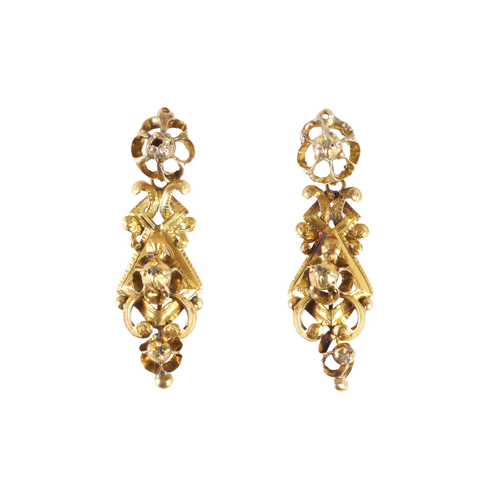 Pair of earrings in Portuguese common gold: Portuguese common gold, openwork and embossed, set with old-cut stones. One diamond missing, signs of use. Approx. Total weight: 6g. Dim.: 5.5cm.