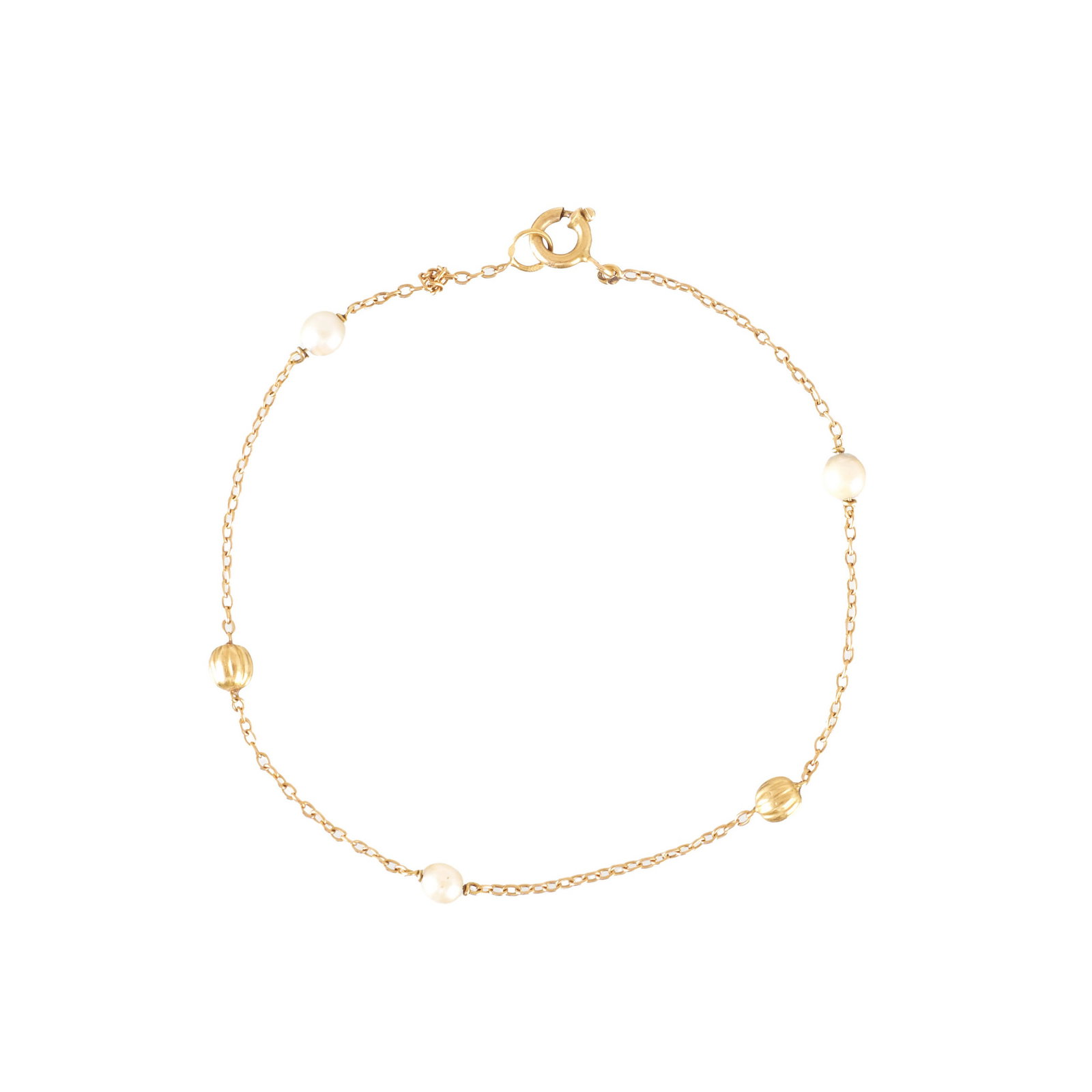 Infants' gold bracelet with pearls: 800 yellow gold, deer hallmark, alternating three pearls and two fluted beads. Signs of wear. Approx. Weight: 1.63g. Dim.: 9,5cm.