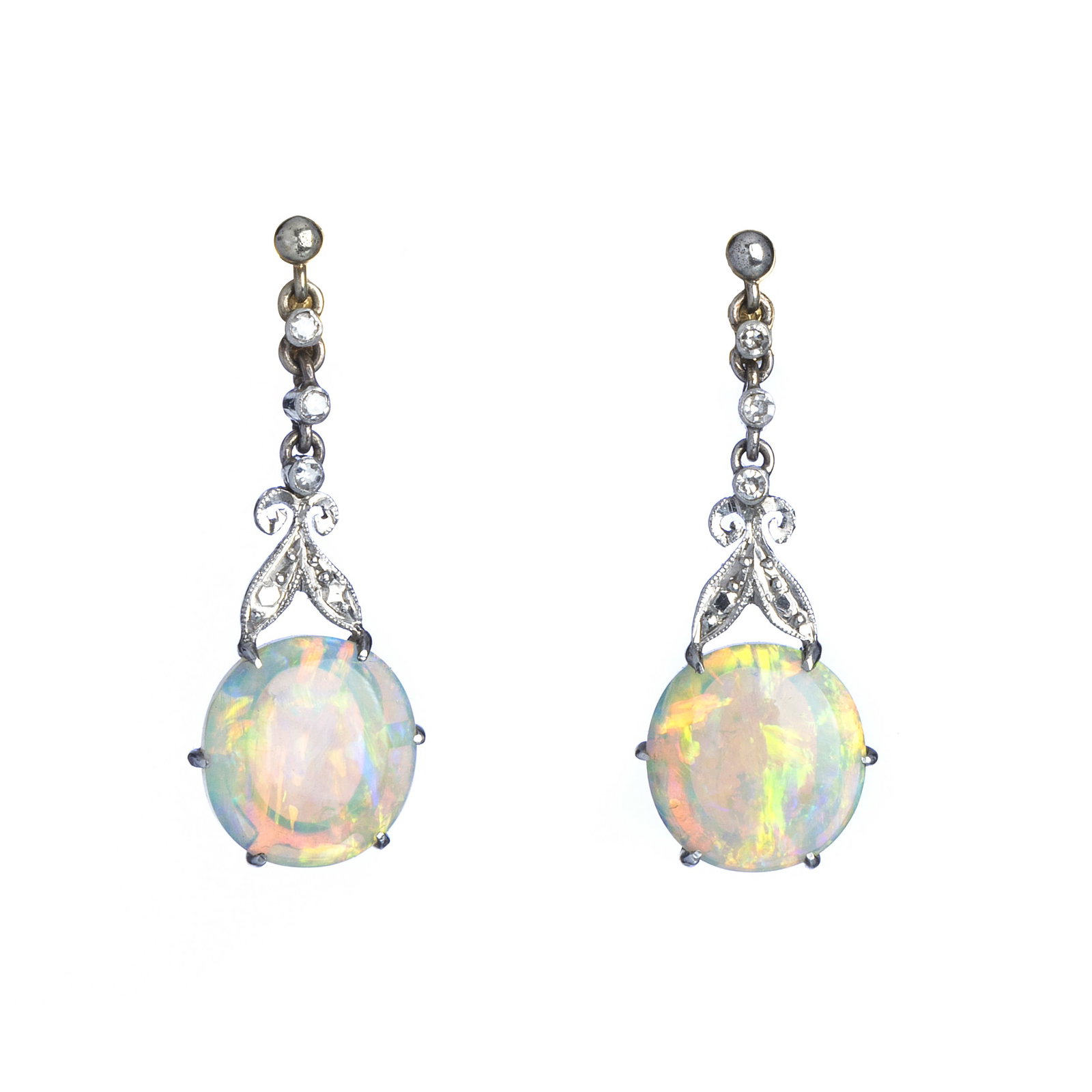 Gold earrings with diamonds and opals: White and yellow gold, 750, with six 8/8 cut diamonds and two round cabochon opals with 9,0mm. Total weight:3,6g. Dim.:2,3cm. Under the LD n?120/2017.