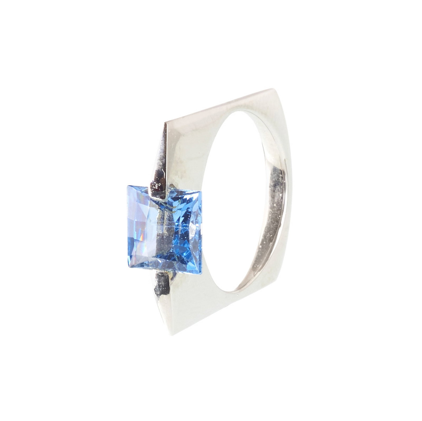 Modernist gold ring with a blue topaz: White gold, 800-carat hallmark, with a princess-cut blue topaz. Signs of use. Approx. weight: 6.53g. Size: 13.