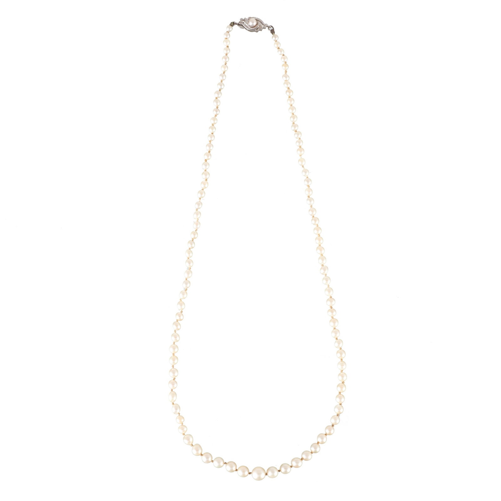Pearl necklace with a white gold clasp: Birmingham, 20th century, cultured pearl necklace with a 9K white gold clasp, hallmarked, featuring a central pearl. Signs of use. Approx. weight (closed): 27.5cm.