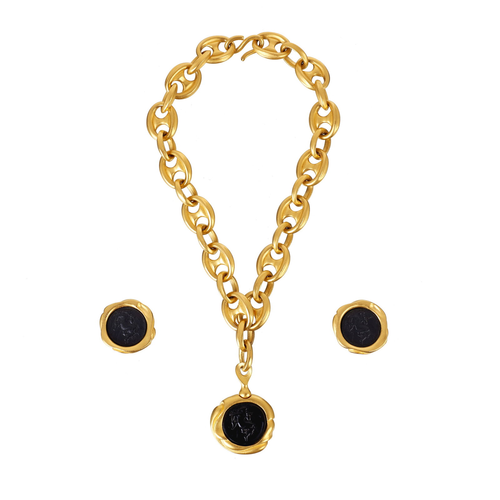 DONNA KARAN - 'Cherub' Necklace and Earring Set: Gold-plated metal with a black-engraved medallion depicting cherubs. Marked 'Dkco'. Signs of use. Dim.: 29cm (necklace); 3.2cm (earrings).