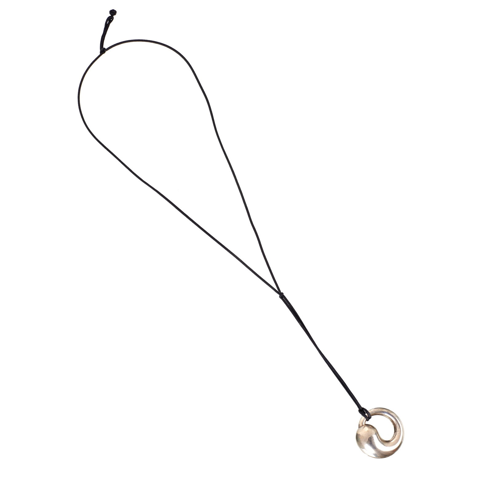 TIFFANY & CO / ELSA PERETTI - 'Eternal Circle' Pendant: 925 sterling silver with a black silk cord, designed by Elsa Peretti. Marked 'Tiffany & Co' and signed 'Elsa Peretti'. Original box. Signs of use. Approx. Weight: 14g. Dim.: 3,5cm.